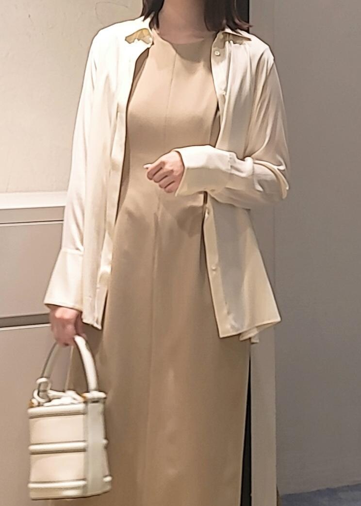 ホワイト系のハンドバッグ、ホワイト系のサンダル、ホワイト系のシャツ/ブラウスを着用したレディースの春コーディネートの4枚目の写真