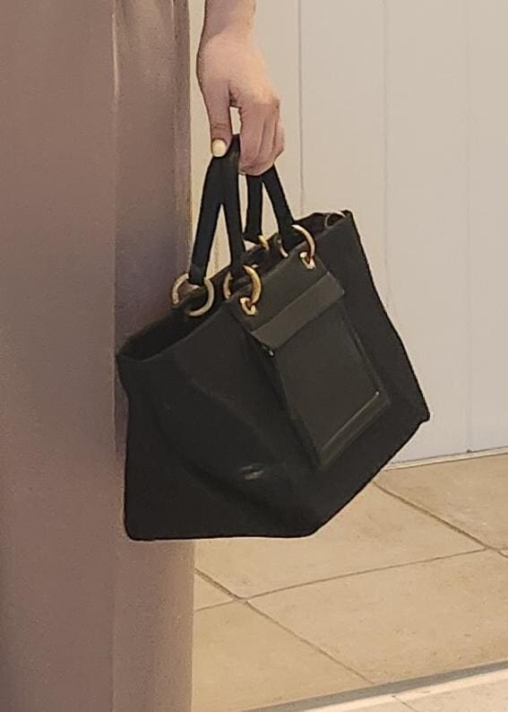 ブラック系のハンドバッグ、ベージュ系のその他パンツ、ブルー系のシャツ/ブラウスを着用したレディースの夏コーディネートの8枚目の写真