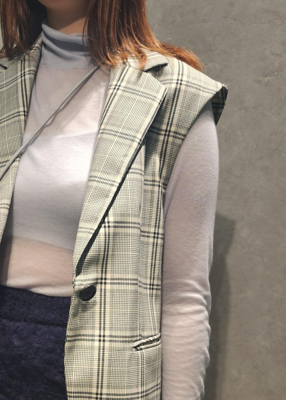 「グレー、ロング、チェック、長袖、ネイビー、タイトスカート、ブーツ、ヒール、レザー、ショートブーツ、スクエアトゥ、初秋コーデ、秋コーデ、お出かけコーデ、女子会コーデ」｜「ROPE'のシルクシャギースカート/セットアップ対応（スカート、ブルー系）」を使った、モエさん（レディース・163cm）の秋コーディネートの4枚目の写真