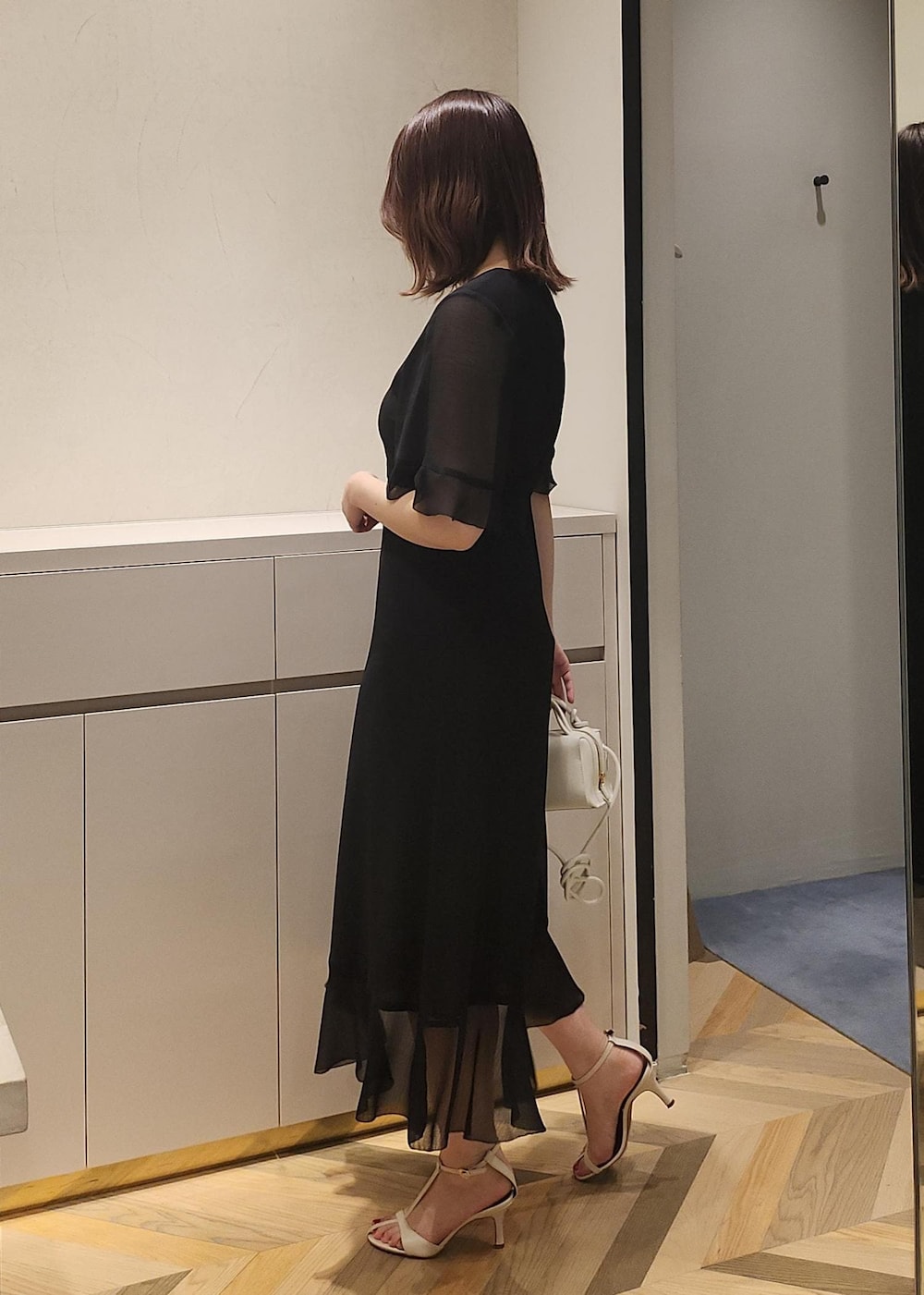 「ショルダーバッグ、ハンドバッグ、ミニ、ブラック、ワンピース、半袖、Vネック、フリル、袖フリル、サンダル、ROPÉ、骨格ウェーブ、オケージョン、きれいめ」｜「ROPE'の【雑誌掲載】Ariel Sandal（アリエル サンダル）（サンダル、ホワイト系）」を使った、モエさん（レディース・163cm）の春コーディネートの2枚目の写真