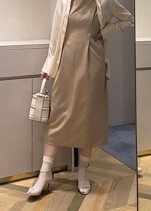 ホワイト系のハンドバッグ、ホワイト系のサンダル、ホワイト系のシャツ/ブラウスを着用したレディースの春コーディネートの5枚目の写真