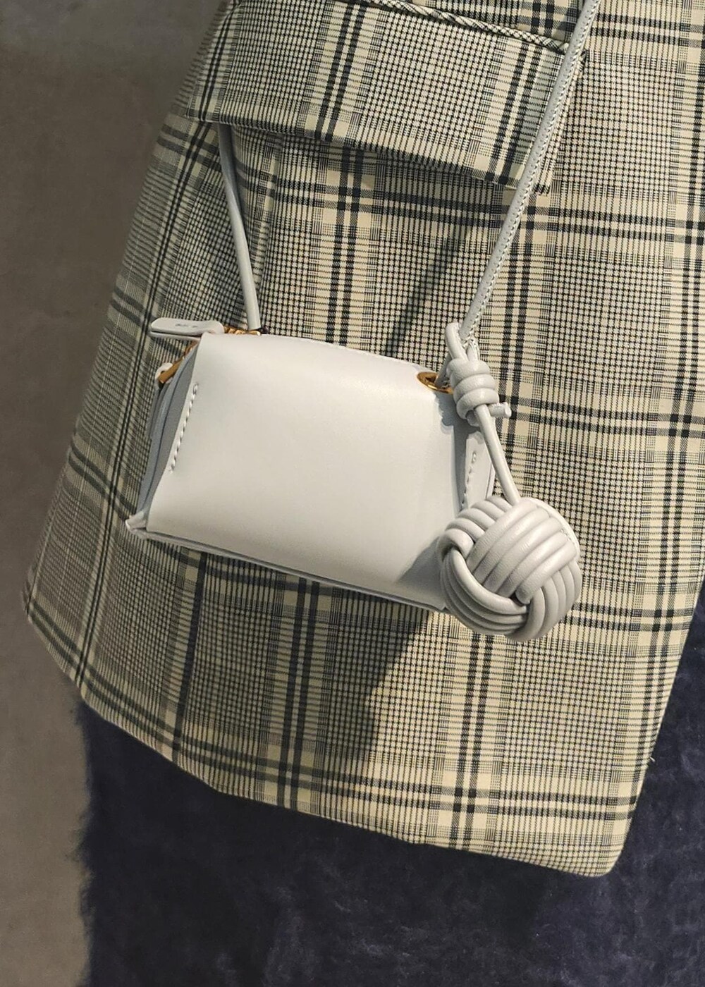 「グレー、ロング、チェック、長袖、ネイビー、タイトスカート、ブーツ、ヒール、レザー、ショートブーツ、スクエアトゥ、初秋コーデ、秋コーデ、お出かけコーデ、女子会コーデ」｜「ROPE'のシルクシャギースカート/セットアップ対応（スカート、ブルー系）」を使った、モエさん（レディース・163cm）の秋コーディネートの6枚目の写真