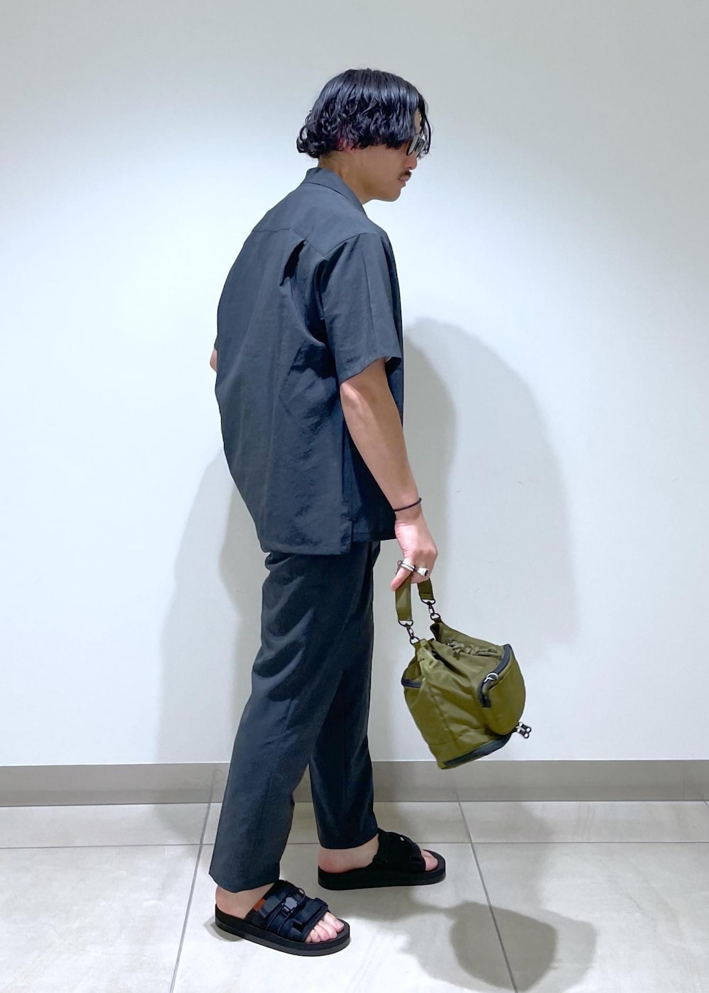 「24SS、2024SS、ADAM ET ROPÉ、FEMME、HOMME、UNISEX、SDGs、サステナブル、低身長、骨格ストレート、イエベ、セットアップ、セットアップ対応、セットアイテム、SETアイテム」|「ADAM ET ROPE'のカバロス スエット ガード ベーシック ポケット Tシャツ / 汗染み防止(Tシャツ/カットソー、ホワイト系)」を使った、adam_yamashitaさん(メンズ・169cm)の春コーディネートの8枚目の写真