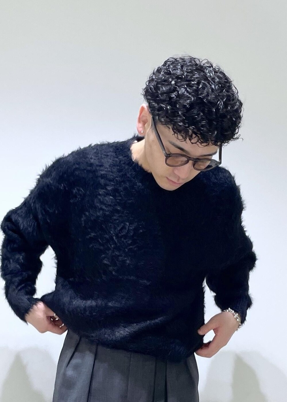 ブラック系のニット/セーターを着用したメンズの秋コーディネートの4枚目の写真