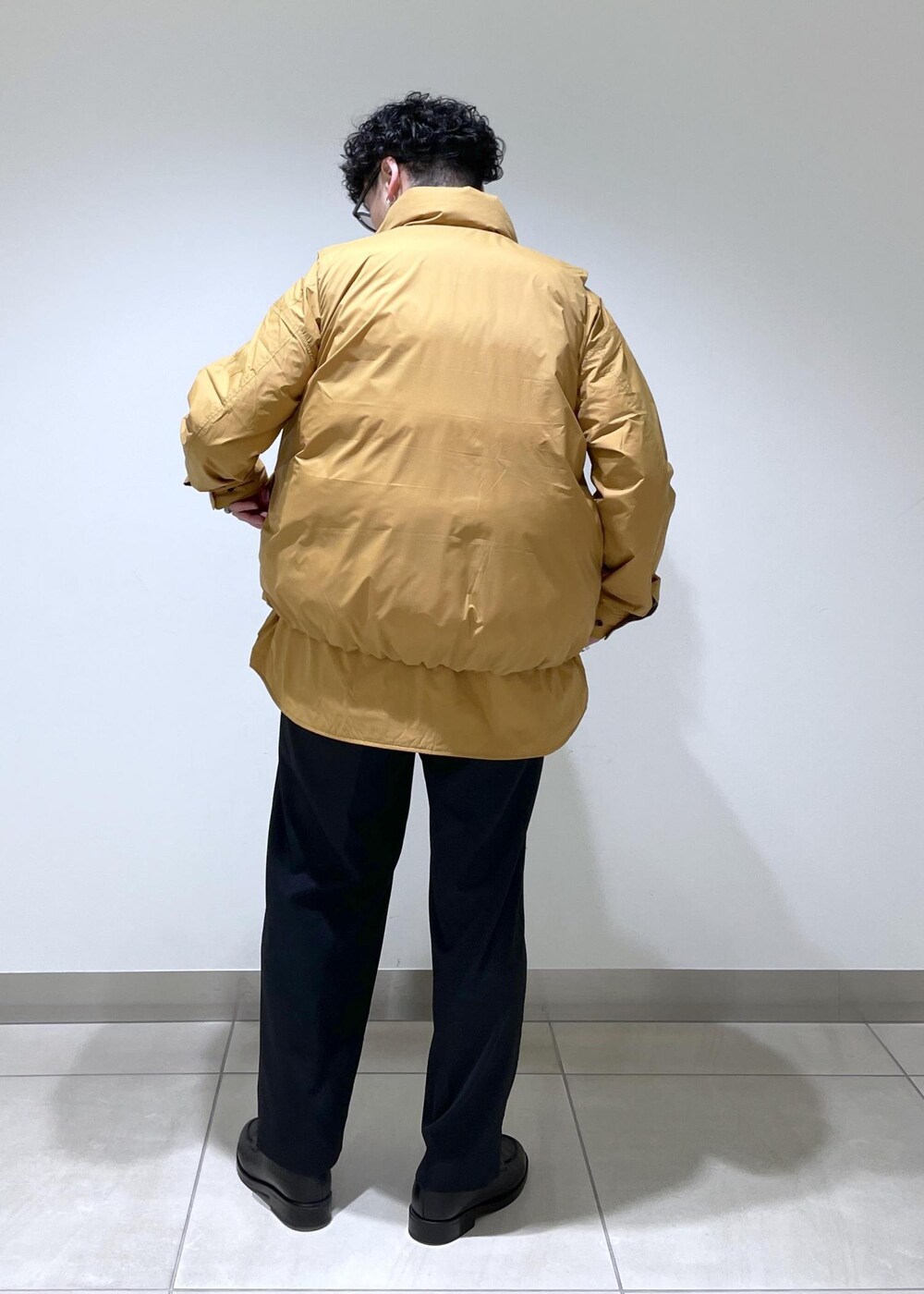 「ダウンベスト、ADAM ET ROPÉ、FEMME、HOMME、UNISEX、SDGs、サステナブル、低身長、骨格ストレート、きれいめ、大人カジュアル、冬、冬ファッション」｜「ADAM ET ROPE'の【ALLIED/アライド】 LOFTECH Airtastic ベスト / 撥水性 / 保温性（ダウンベスト、イエロー系）」を使った、adam_yamashitaさん（メンズ・169cm）の冬コーディネートの4枚目の写真