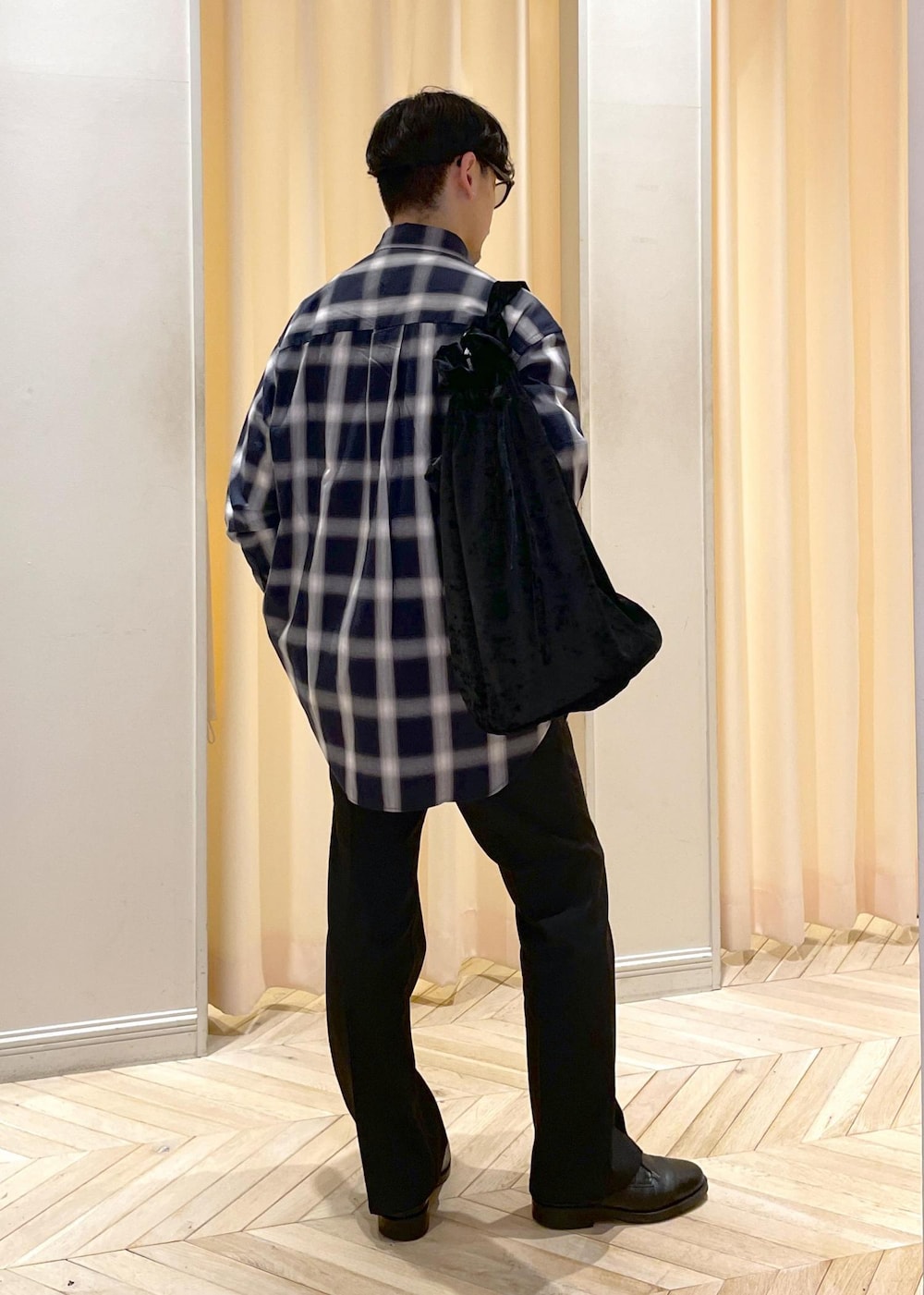 ホワイト系のTシャツ/カットソー、ブルー系のシャツ/ブラウス、ブラック系のショルダーバッグを着用したメンズの夏コーディネートの3枚目の写真