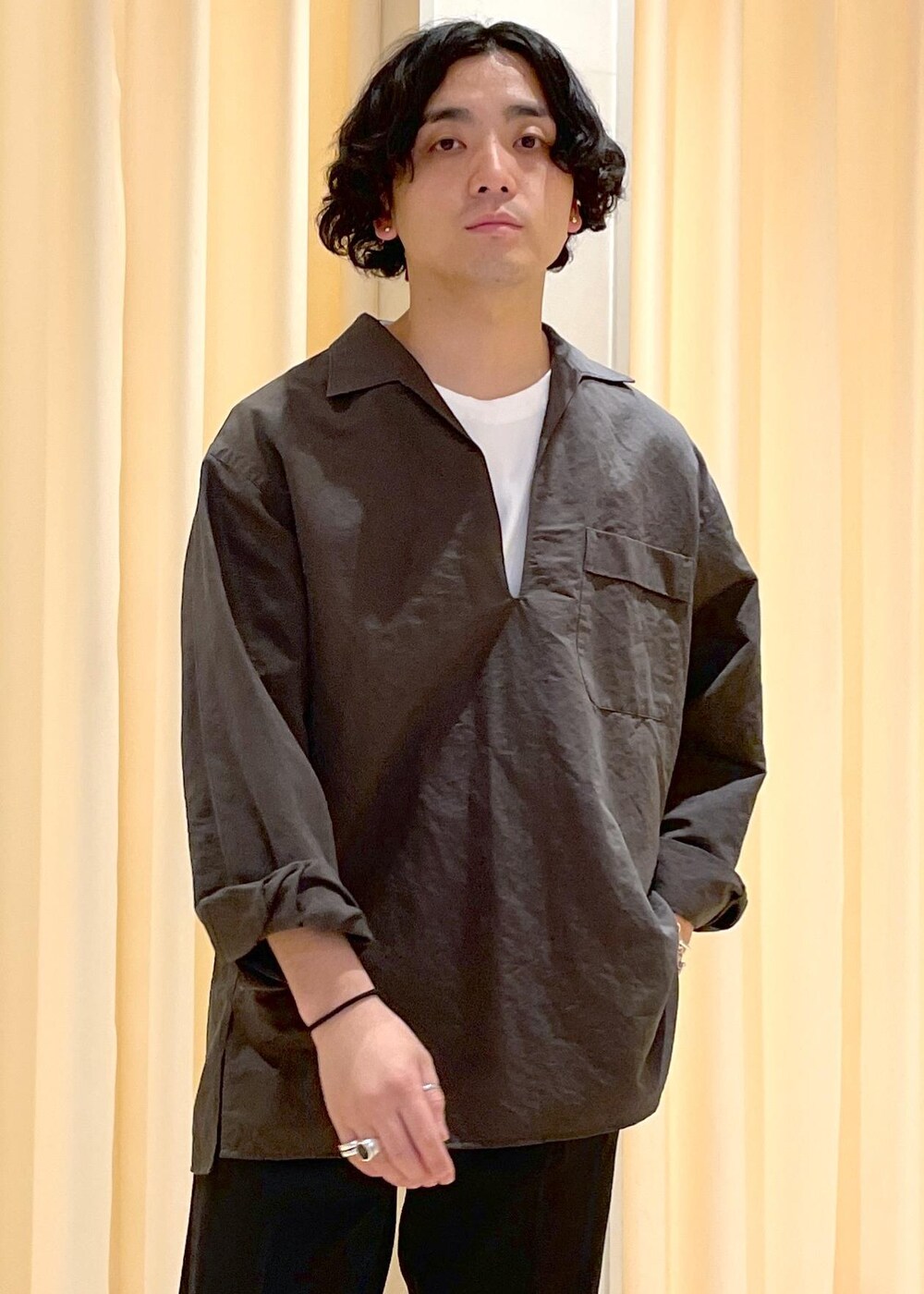 「24SS、2024SS、リネン、スキッパー、レザーサンダル、ADAM ET ROPÉ、FEMME、HOMME、UNISEX、SDGs、サステナブル、低身長、骨格ストレート、カジュアル、春」|「ADAM ET ROPE'の【cesse./セス】レザー サンダル / UNISEX(サンダル、ブラック系)」を使った、adam_yamashitaさん(メンズ・169cm)の夏コーディネートの2枚目の写真