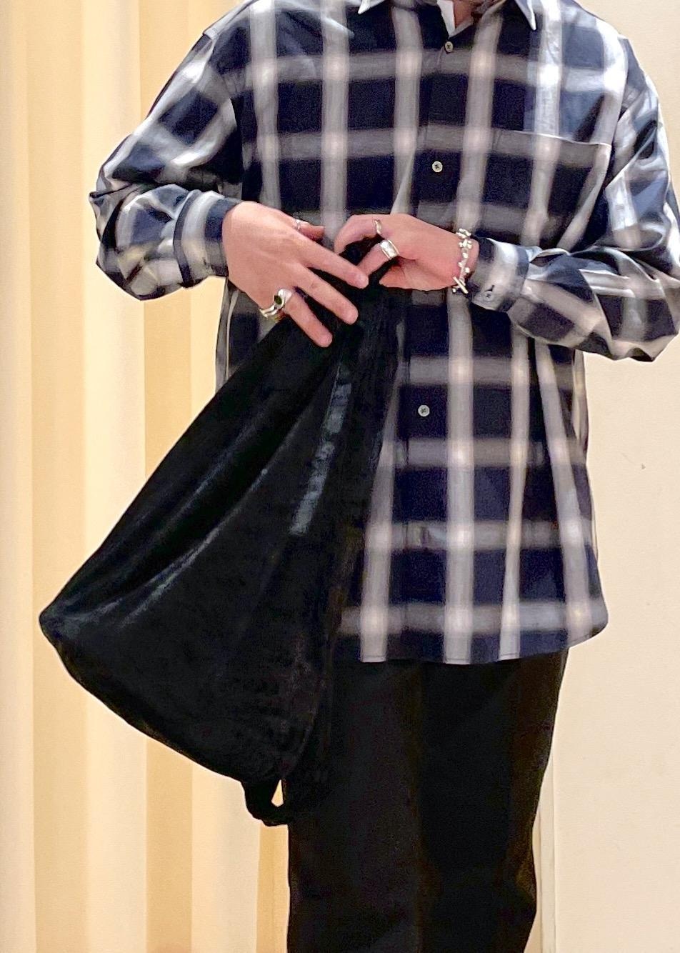 ホワイト系のTシャツ/カットソー、ブルー系のシャツ/ブラウス、ブラック系のショルダーバッグを着用したメンズの夏コーディネートの5枚目の写真