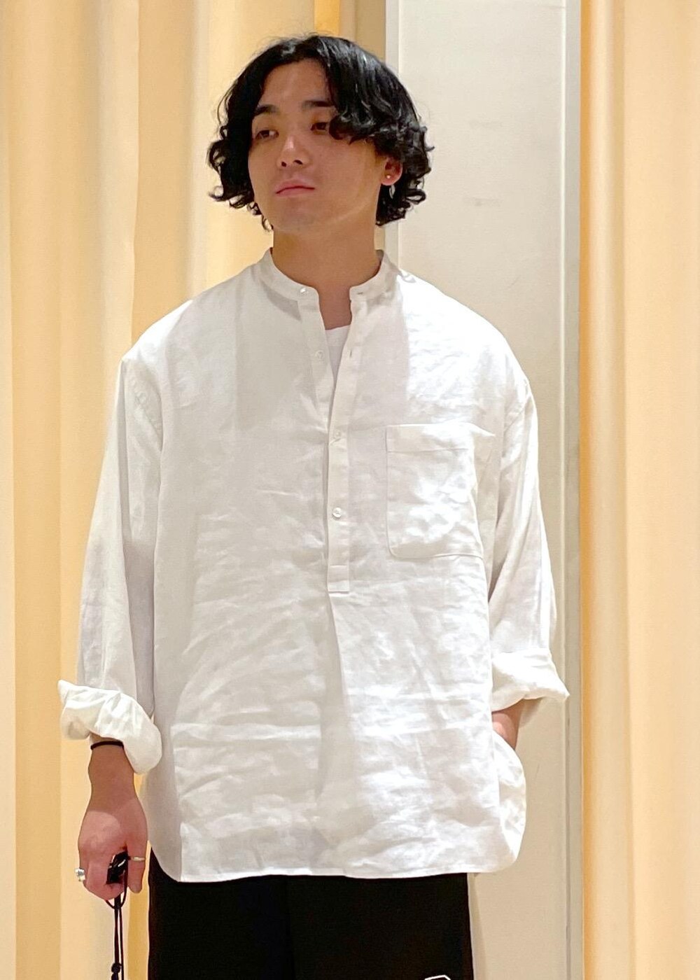 「リネン、24SS、2024SS、スポルディング、ADAM ET ROPÉ、FEMME、HOMME、UNISEX、SDGs、サステナブル、低身長、骨格ストレート、カジュアル、スポーティー、セットアップ対応」|「ADAM ET ROPE'の【cesse./セス】レザー サンダル / UNISEX(サンダル、ブラック系)」を使った、adam_yamashitaさん(メンズ・169cm)の夏コーディネートの3枚目の写真
