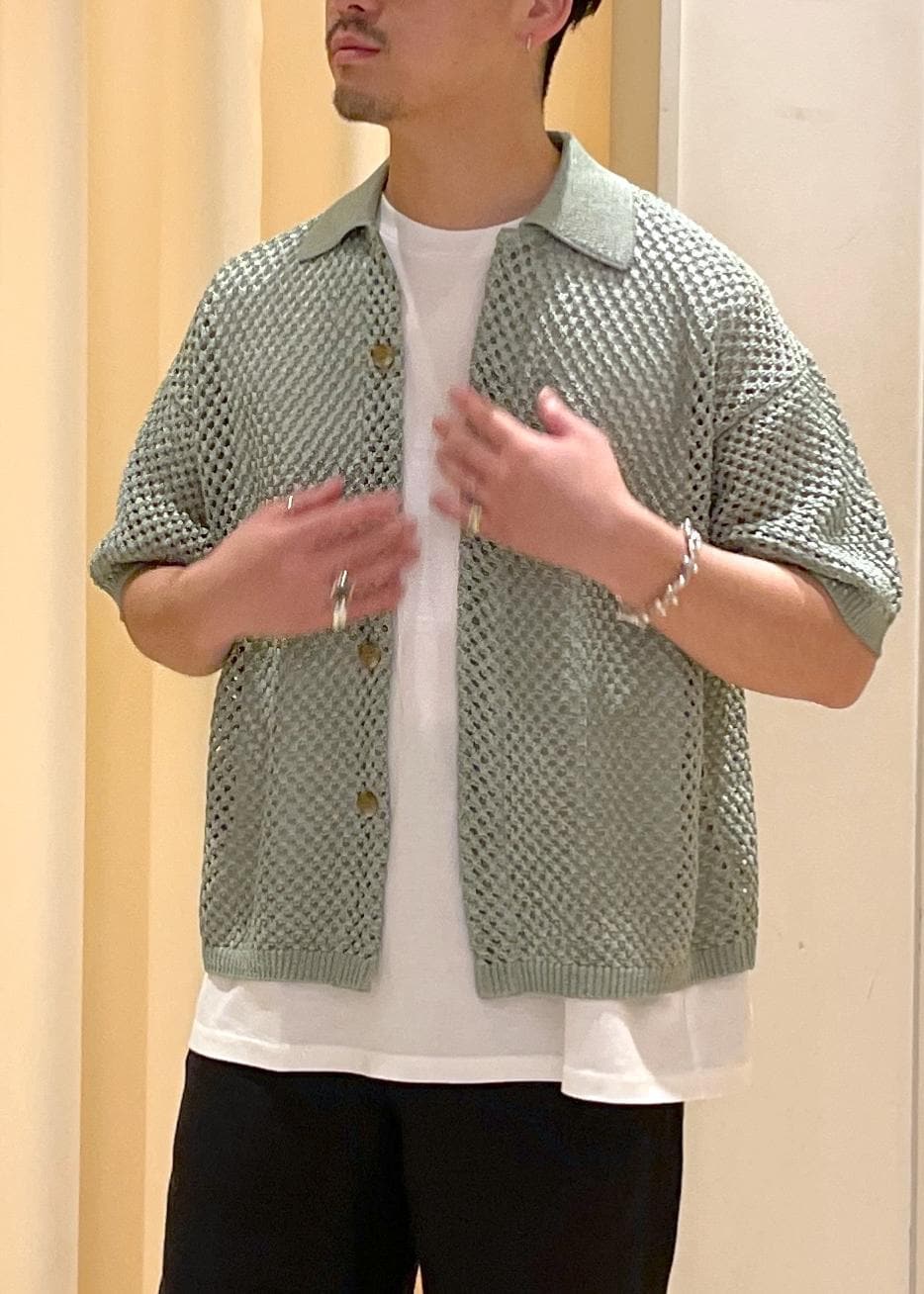 グレー系のTシャツ/カットソー、グリーン系のカーディガン/ボレロ、ブラック系のサンダルを着用したメンズの夏コーディネートの4枚目の写真