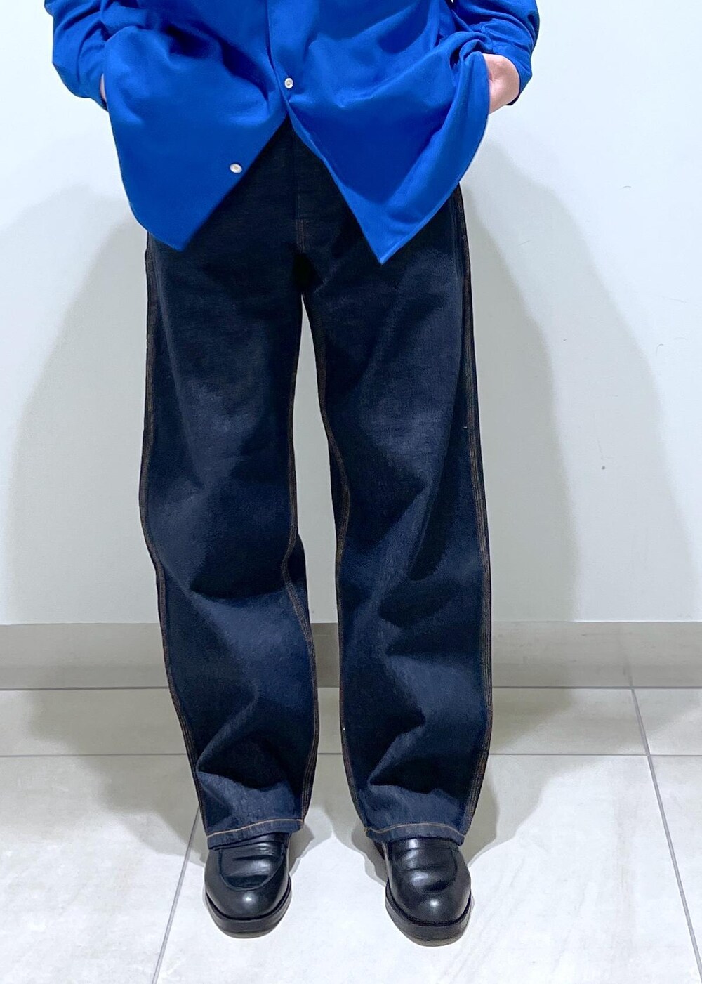 ブルー系のデニムパンツを着用したメンズの冬コーディネートの3枚目の写真