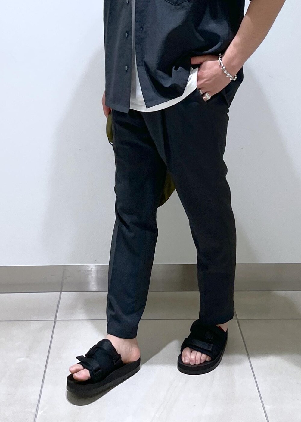 「24SS、2024SS、ADAM ET ROPÉ、FEMME、HOMME、UNISEX、SDGs、サステナブル、低身長、骨格ストレート、イエベ、セットアップ、セットアップ対応、セットアイテム、SETアイテム」|「ADAM ET ROPE'のカバロス スエット ガード ベーシック ポケット Tシャツ / 汗染み防止(Tシャツ/カットソー、ホワイト系)」を使った、adam_yamashitaさん(メンズ・169cm)の春コーディネートの6枚目の写真