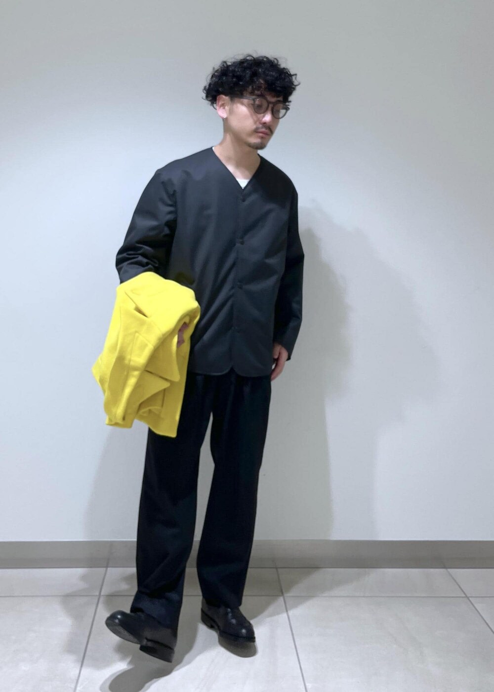 「ADAM ET ROPÉ、FEMME、HOMME、UNISEX、SDGs、サステナブル、低身長、骨格ストレート、きれいめ、大人カジュアル、冬、冬ファッション、ビビッドカラー」｜「ADAM ET ROPE'のメリノウール ダブルフェイス オーバーサイズ ショートコート / 超軽量 / ユニセックス（その他アウター、イエロー系）」を使った、adam_yamashitaさん（メンズ・169cm）の冬コーディネートの2枚目の写真