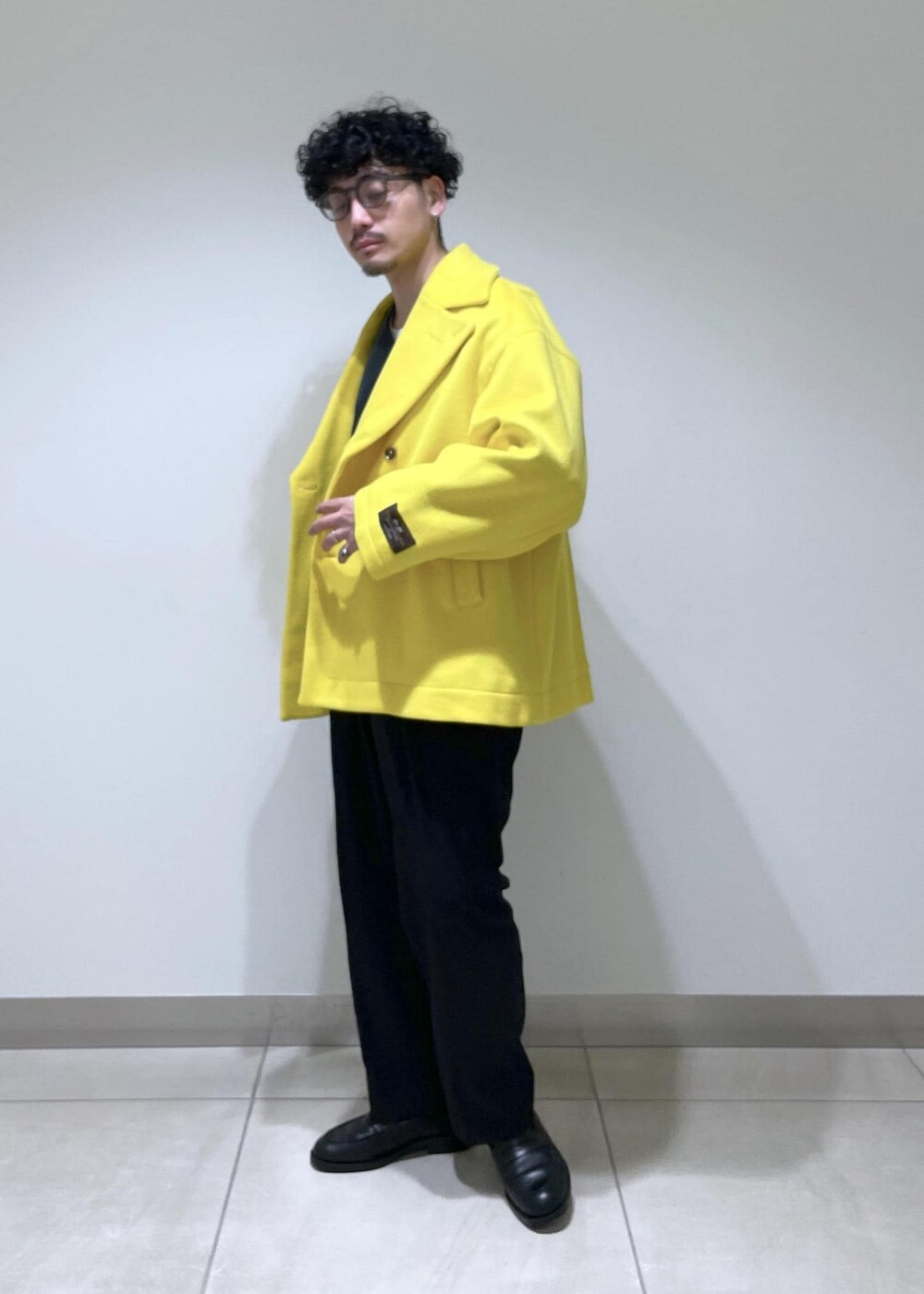 「ADAM ET ROPÉ、FEMME、HOMME、UNISEX、SDGs、サステナブル、低身長、骨格ストレート、きれいめ、大人カジュアル、冬、冬ファッション、ビビッドカラー」｜「ADAM ET ROPE'のメリノウール ダブルフェイス オーバーサイズ ショートコート / 超軽量 / ユニセックス（その他アウター、イエロー系）」を使った、adam_yamashitaさん（メンズ・169cm）の冬コーディネートの4枚目の写真