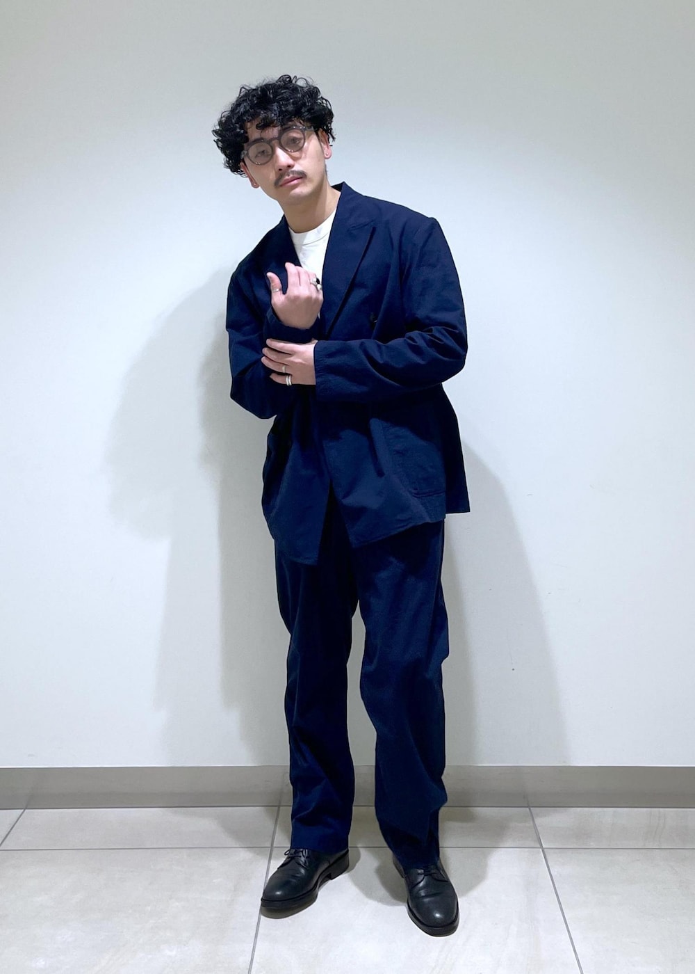 「セットアップ、24SS、長袖、ネイビー、ジャケット、オーバーサイズ、ボタン、ADAM ET ROPÉ、HOMME、UNISEX、SDGs、サステナブル、低身長、きれいめ、大人カジュアル」｜「ADAM ET ROPE'のコットンシルクネップ ルーズシルエット ワイド イージー スラックス / セットアップ対応（スラックス、ブルー系）」を使った、adam_yamashitaさん（メンズ・169cm）の冬コーディネートの6枚目の写真