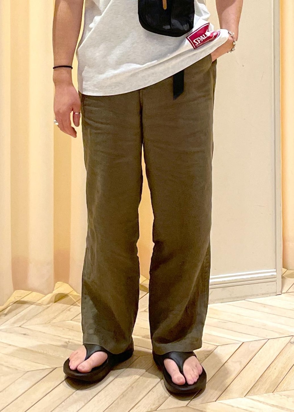 「GREGORY、リネン、ウーフォス、スポルディング、24SS、2024SS、ADAM ET ROPÉ、FEMME、HOMME、UNISEX、SDGs、カジュアル、ミリタリー、春、夏」｜「OOFOSの【OOFOS/ウーフォス】Ooriginal（サンダル、ブラック系）」を使った、adam_yamashitaさん（メンズ・169cm）の夏コーディネートの4枚目の写真