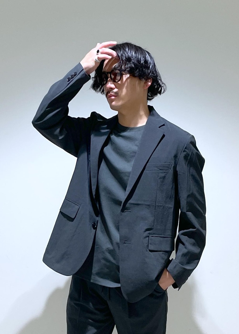 「24SS、2024SS、リランチェ、快適素材、FEMME、HOMME、UNISEX、SDGs、サステナブル、骨格ストレート、きれいめカジュアル、スーツ、セットアップ対応、セットアイテム、SETアイテム」｜「ADAM ET ROPE'の《新色追加》【RIRANCHA/リランチェ】ボックスシルエット ジャージー Tシャツ / イージーケア / ユニセックス / 吸水速乾（Tシャツ/カットソー、グリーン系）」を使った、adam_yamashitaさん（メンズ・169cm）の春コーディネートの6枚目の写真