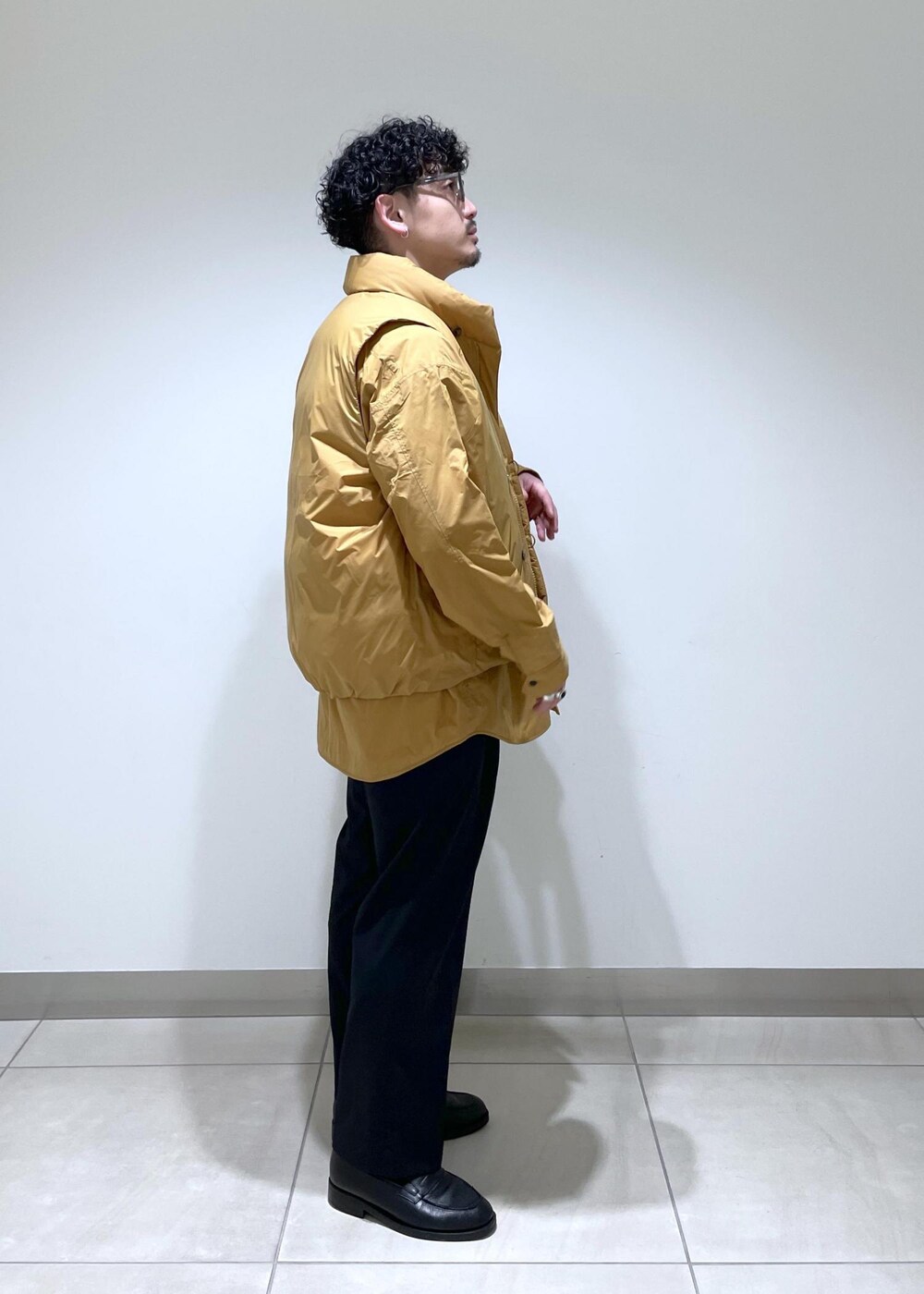 「ダウンベスト、ADAM ET ROPÉ、FEMME、HOMME、UNISEX、SDGs、サステナブル、低身長、骨格ストレート、きれいめ、大人カジュアル、冬、冬ファッション」｜「ADAM ET ROPE'の【ALLIED/アライド】 LOFTECH Airtastic ベスト / 撥水性 / 保温性（ダウンベスト、イエロー系）」を使った、adam_yamashitaさん（メンズ・169cm）の冬コーディネートの3枚目の写真