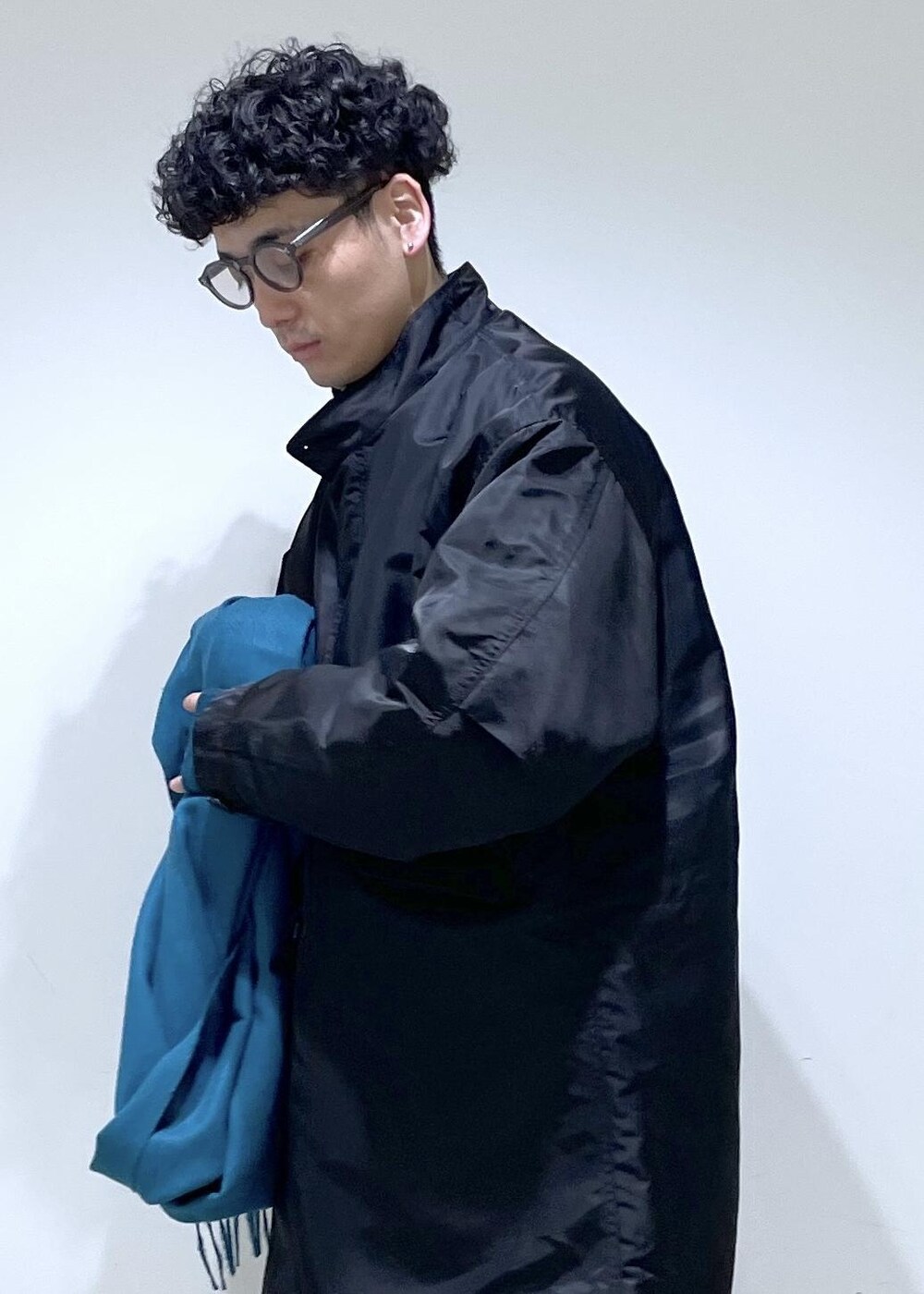 「モッズコート、マフラー、THE INOUE BROTHERS、クリスマス、ギフト、プレゼント、グローブ、手袋、SNaPMeAward23w、ADAM ET ROPÉ、FEMME、HOMME、UNISEX、SDGs、サステナブル」｜「ADAM ET ROPE'の《2点セット》ナイロンツイル M-65 ビッグシルエット モッズコート / コート＆中綿ライナーセット / ライナー取り外し可能（モッズコート、ブラック系）」を使った、adam_yamashitaさん（メンズ・169cm）の冬コーディネートの7枚目の写真