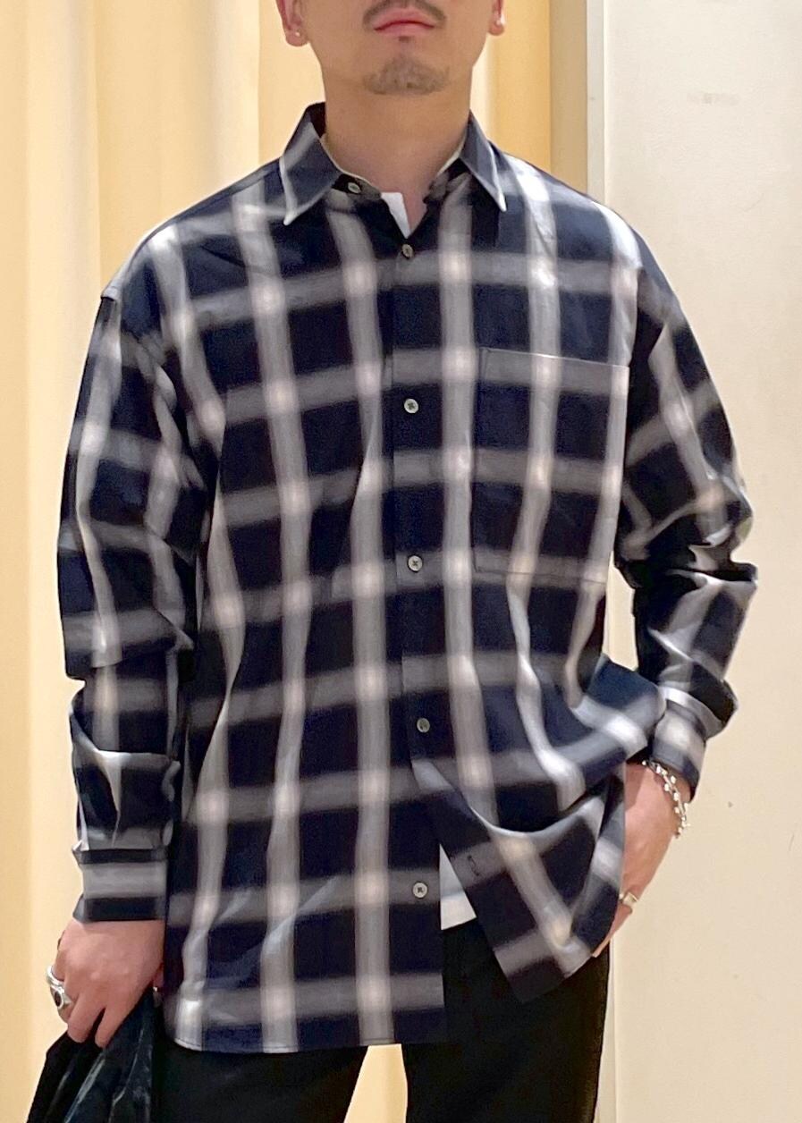 ホワイト系のTシャツ/カットソー、ブルー系のシャツ/ブラウス、ブラック系のショルダーバッグを着用したメンズの夏コーディネートの6枚目の写真