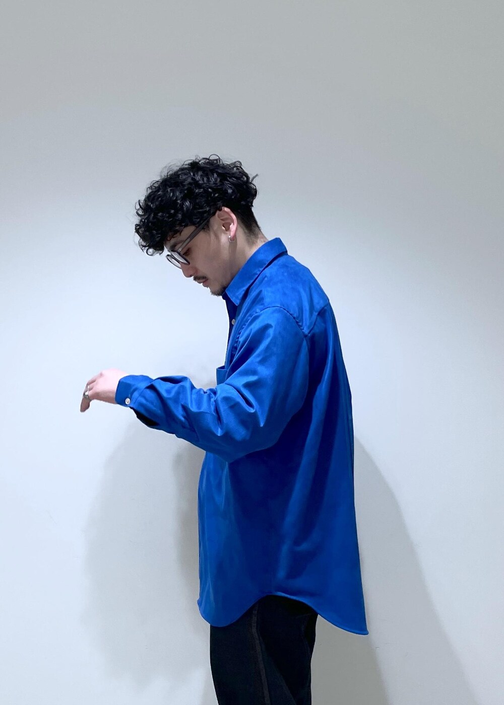 ブルー系のデニムパンツを着用したメンズの冬コーディネートの2枚目の写真