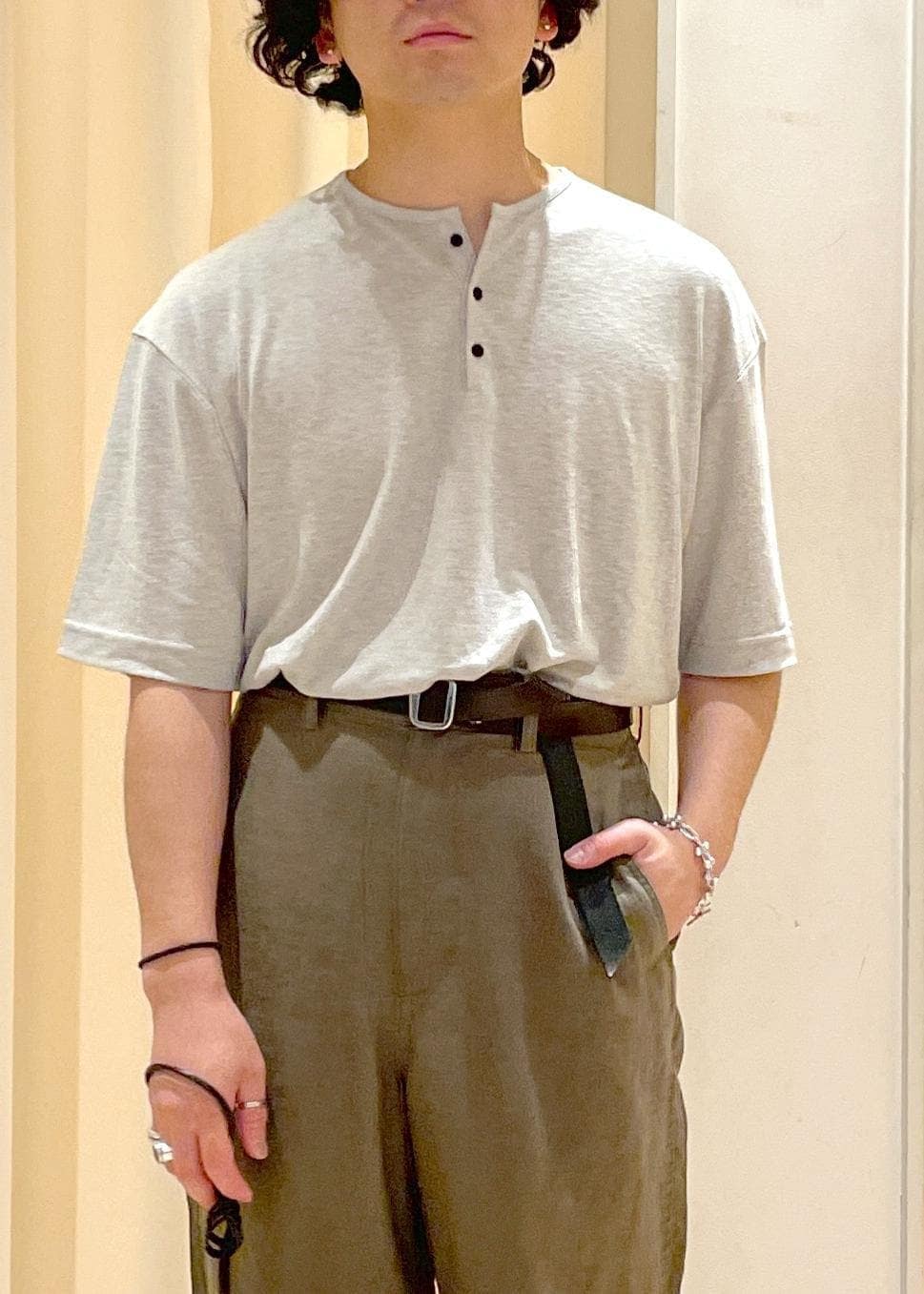 「リネン、麻、サングラス、レザーバッグ、24SS、2024SS、新作、ヘンリーネック、ADAM ET ROPÉ、FEMME、HOMME、UNISEX、SDGs、サステナブル、低身長」|「ADAM ET ROPE'の【20/80】 SHRINK LEATHER AZUMA BUKURO(ショルダーバッグ、ブラック系)」を使った、adam_yamashitaさん(メンズ・169cm)の春コーディネートの2枚目の写真