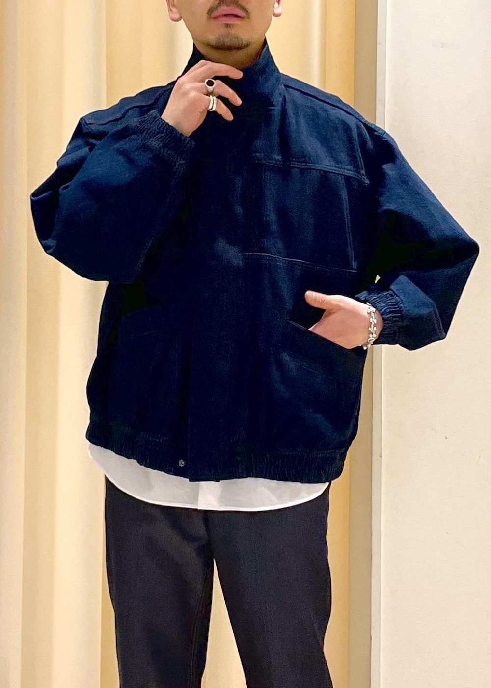 「デニム、デニムジャケット、ADAM ET ROPE JEANS、adamjeanist、初春コーデ、春コーデ、初秋コーデ、秋コーデ、初冬コーデ、冬コーデ、デートコーデ、お出かけコーデ、大人カジュアル、カジュアルコーデ、シンプルコーデ」|「ADAM ET ROPE'の【シーアイランドコットン】ルーズシルエット レギュラーカラーシャツ / ロングシーズン着用可能(シャツ/ブラウス、ホワイト系)」を使った、adam_yamashitaさん(メンズ・169cm)の冬コーディネートの4枚目の写真