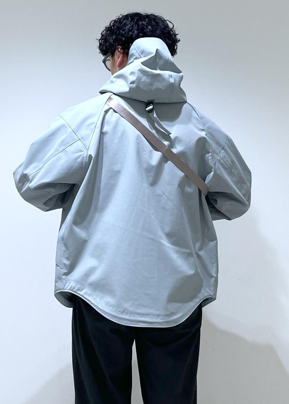 「2024SS、WILD THINGS、別注、ワイルドシングス、ADAM ET ROPÉ、FEMME、HOMME、UNISEX、SDGs、サステナブル、低身長、骨格ストレート、きれいめ、大人カジュアル、春」｜「WILD THINGSの《2024SS》【WILD THINGS / ワイルドシングス 別注】TOOLSTRAP DENALI JACKET / UNISEX（マウンテンパーカー、グレー系）」を使った、adam_yamashitaさん（メンズ・169cm）の冬コーディネートの4枚目の写真