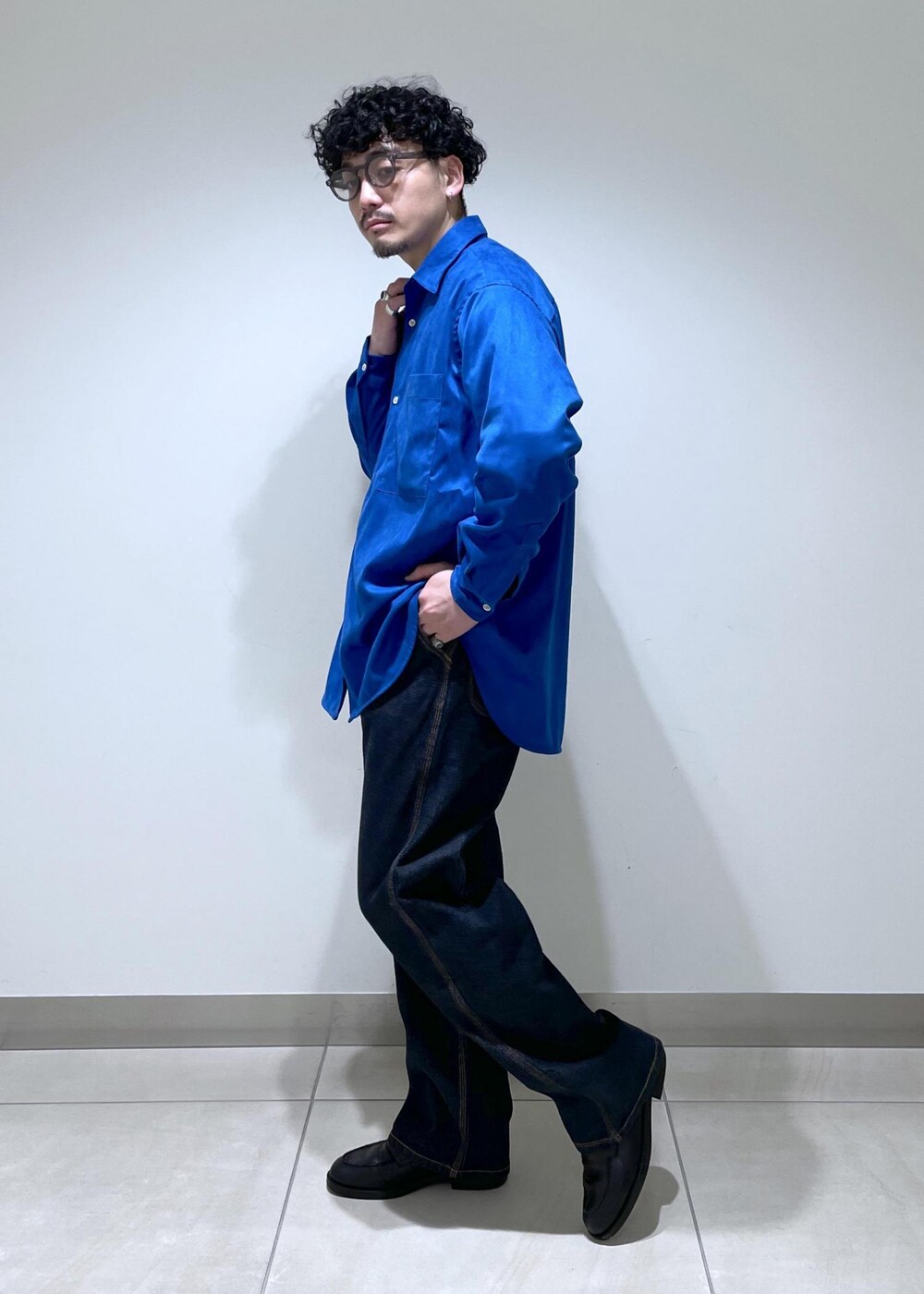 ブルー系のデニムパンツを着用したメンズの冬コーディネートの4枚目の写真