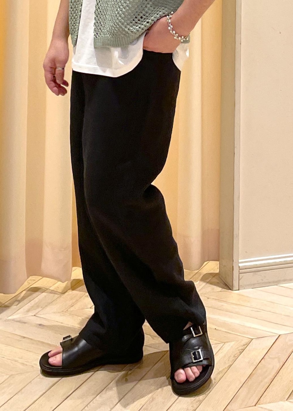 グレー系のTシャツ/カットソー、グリーン系のカーディガン/ボレロ、ブラック系のサンダルを着用したメンズの夏コーディネートの5枚目の写真