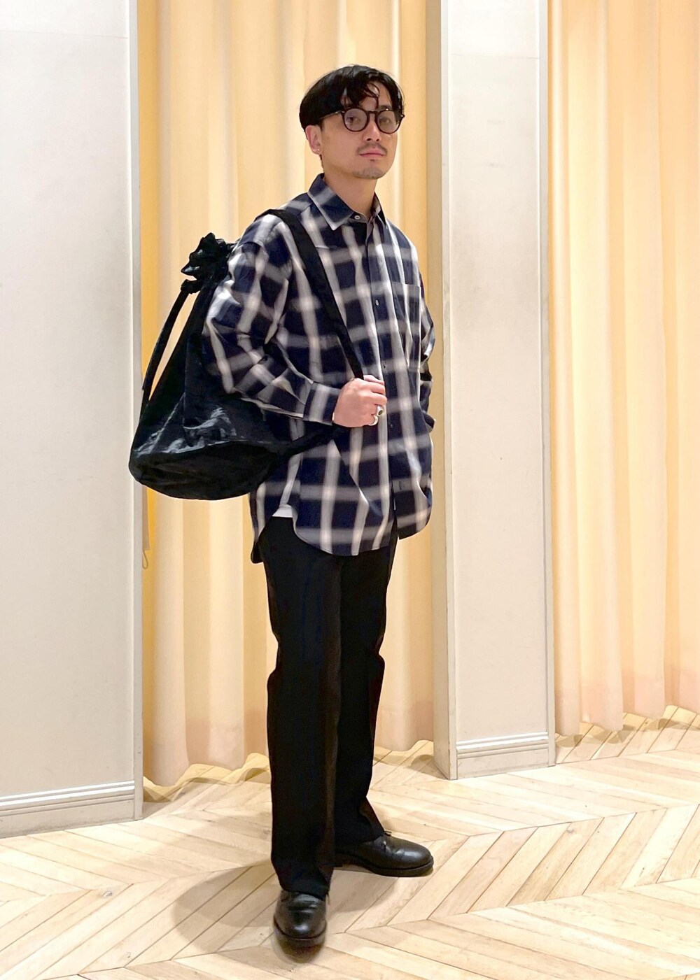 ホワイト系のTシャツ/カットソー、ブルー系のシャツ/ブラウス、ブラック系のショルダーバッグを着用したメンズの夏コーディネートの7枚目の写真