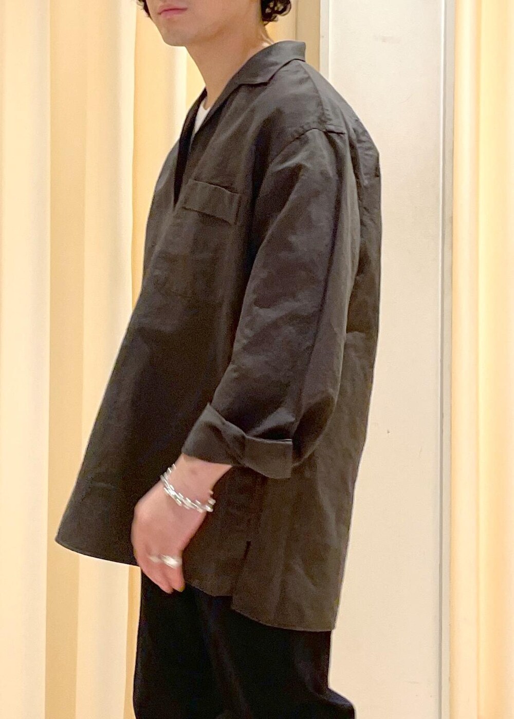 「24SS、2024SS、リネン、スキッパー、レザーサンダル、ADAM ET ROPÉ、FEMME、HOMME、UNISEX、SDGs、サステナブル、低身長、骨格ストレート、カジュアル、春」|「ADAM ET ROPE'の【cesse./セス】レザー サンダル / UNISEX(サンダル、ブラック系)」を使った、adam_yamashitaさん(メンズ・169cm)の夏コーディネートの7枚目の写真