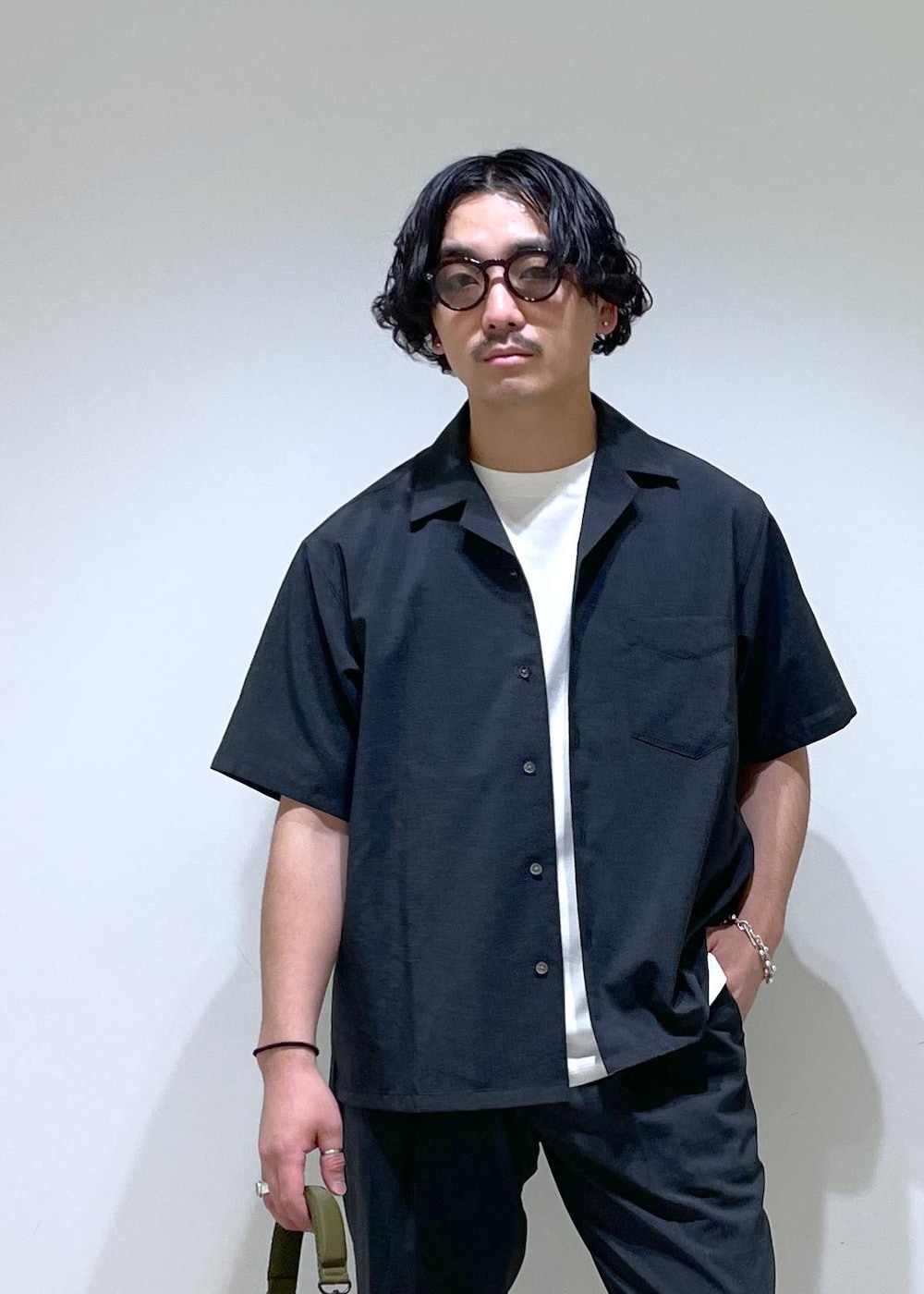 「24SS、2024SS、ADAM ET ROPÉ、FEMME、HOMME、UNISEX、SDGs、サステナブル、低身長、骨格ストレート、イエベ、セットアップ、セットアップ対応、セットアイテム、SETアイテム」|「ADAM ET ROPE'のカバロス スエット ガード ベーシック ポケット Tシャツ / 汗染み防止(Tシャツ/カットソー、ホワイト系)」を使った、adam_yamashitaさん(メンズ・169cm)の春コーディネートの2枚目の写真