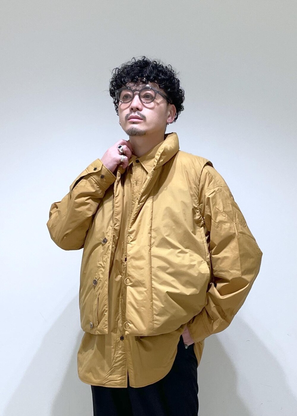 「ダウンベスト、ADAM ET ROPÉ、FEMME、HOMME、UNISEX、SDGs、サステナブル、低身長、骨格ストレート、きれいめ、大人カジュアル、冬、冬ファッション」｜「ADAM ET ROPE'の【ALLIED/アライド】 LOFTECH Airtastic ベスト / 撥水性 / 保温性（ダウンベスト、イエロー系）」を使った、adam_yamashitaさん（メンズ・169cm）の冬コーディネートの2枚目の写真