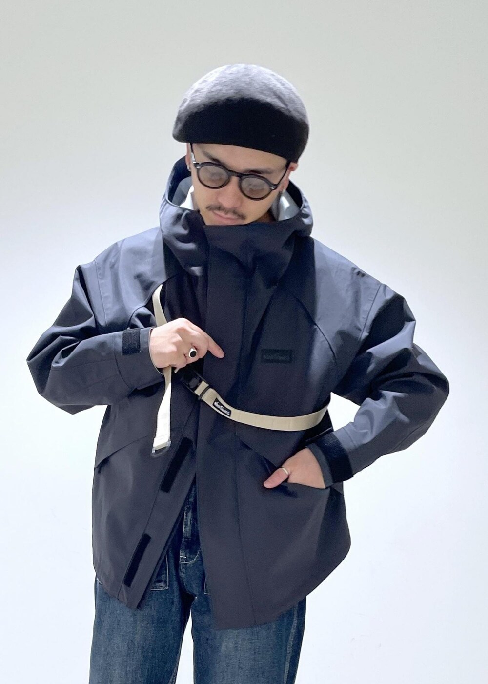 「WILDTHINGS、WILDTHINGS別注、別注、ADAM ET ROPÉ、FEMME、HOMME、UNISEX、SDGs、サステナブル、低身長、骨格ストレート、大人カジュアル、秋、冬、秋コーデ」｜「WILD THINGSの【WILDTHINGS / ワイルドシングス 別注】TOOLSTRAP DENALI JACKET / 3レイヤー マウンテンパーカー / ユニセックス（マウンテンパーカー、ブラック系）」を使った、adam_yamashitaさん（メンズ・169cm）の秋コーディネートの4枚目の写真