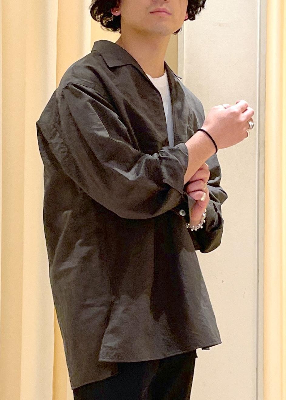「24SS、2024SS、リネン、スキッパー、レザーサンダル、ADAM ET ROPÉ、FEMME、HOMME、UNISEX、SDGs、サステナブル、低身長、骨格ストレート、カジュアル、春」|「ADAM ET ROPE'の【cesse./セス】レザー サンダル / UNISEX(サンダル、ブラック系)」を使った、adam_yamashitaさん(メンズ・169cm)の夏コーディネートの3枚目の写真