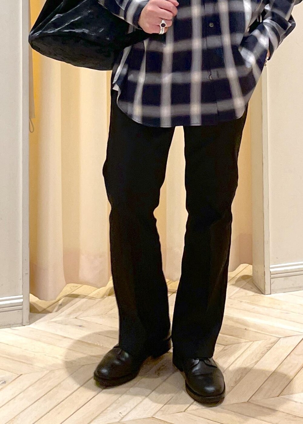 ホワイト系のTシャツ/カットソー、ブルー系のシャツ/ブラウス、ブラック系のショルダーバッグを着用したメンズの夏コーディネートの4枚目の写真