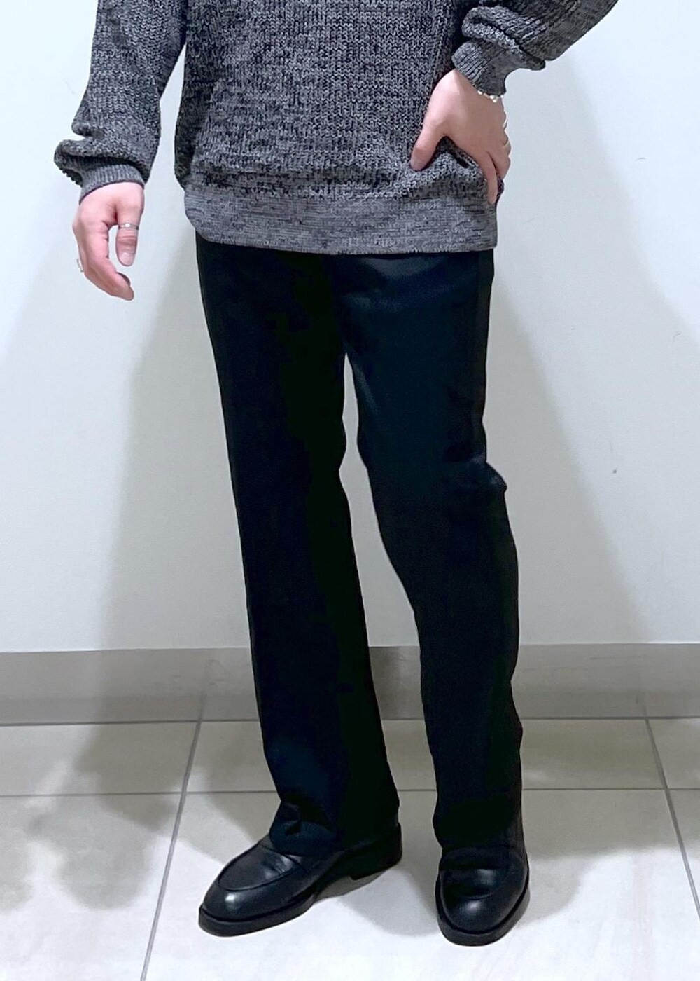 ブラック系のニット/セーター、ブラック系のその他パンツを着用したメンズの春コーディネートの5枚目の写真