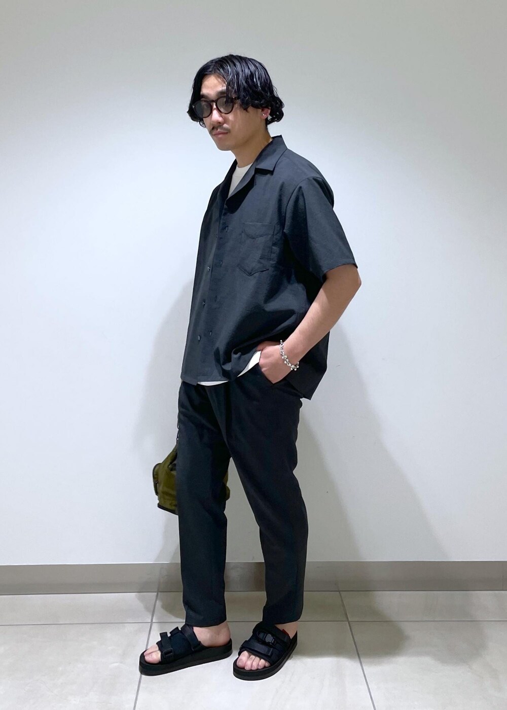 「24SS、2024SS、ADAM ET ROPÉ、FEMME、HOMME、UNISEX、SDGs、サステナブル、低身長、骨格ストレート、イエベ、セットアップ、セットアップ対応、セットアイテム、SETアイテム」|「ADAM ET ROPE'のカバロス スエット ガード ベーシック ポケット Tシャツ / 汗染み防止(Tシャツ/カットソー、ホワイト系)」を使った、adam_yamashitaさん(メンズ・169cm)の春コーディネートの4枚目の写真