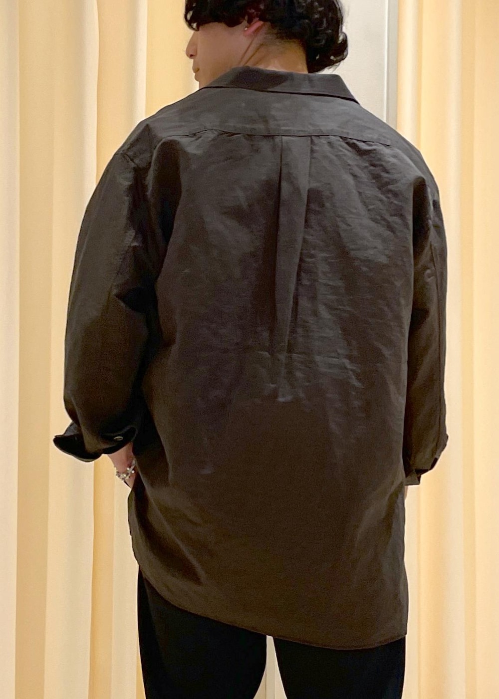 「24SS、2024SS、リネン、スキッパー、レザーサンダル、ADAM ET ROPÉ、FEMME、HOMME、UNISEX、SDGs、サステナブル、低身長、骨格ストレート、カジュアル、春」|「ADAM ET ROPE'の【cesse./セス】レザー サンダル / UNISEX(サンダル、ブラック系)」を使った、adam_yamashitaさん(メンズ・169cm)の夏コーディネートの5枚目の写真