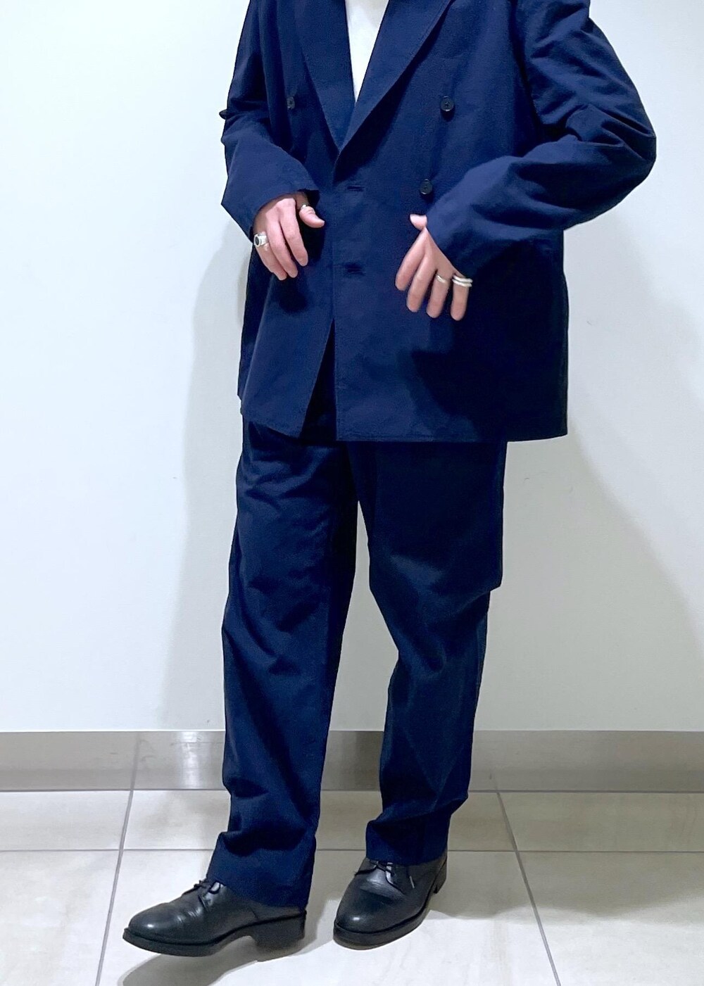 「セットアップ、24SS、長袖、ネイビー、ジャケット、オーバーサイズ、ボタン、ADAM ET ROPÉ、HOMME、UNISEX、SDGs、サステナブル、低身長、きれいめ、大人カジュアル」｜「ADAM ET ROPE'のコットンシルクネップ ルーズシルエット ワイド イージー スラックス / セットアップ対応（スラックス、ブルー系）」を使った、adam_yamashitaさん（メンズ・169cm）の冬コーディネートの3枚目の写真