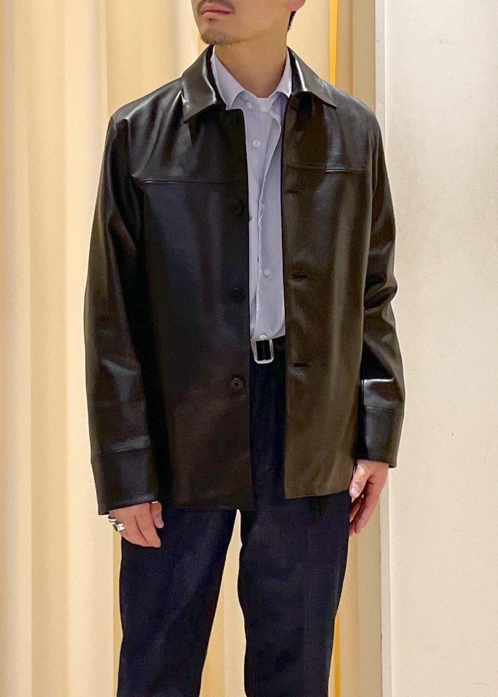 「初春コーデ、春コーデ、デートコーデ、お出かけコーデ、シンプルコーデ、ADAM ET ROPÉ、ストレート、ブルべ夏、ノーマル、トップス、シャツ/ブラウス、ジャケット/アウター、カバーオール、パンツ、デニムパンツ」｜「ADAM ET ROPE'のシープレザー カーコート / カバーオール（カバーオール、ブラック系）」を使った、adam_yamashitaさん（メンズ・169cm）の冬コーディネートの4枚目の写真