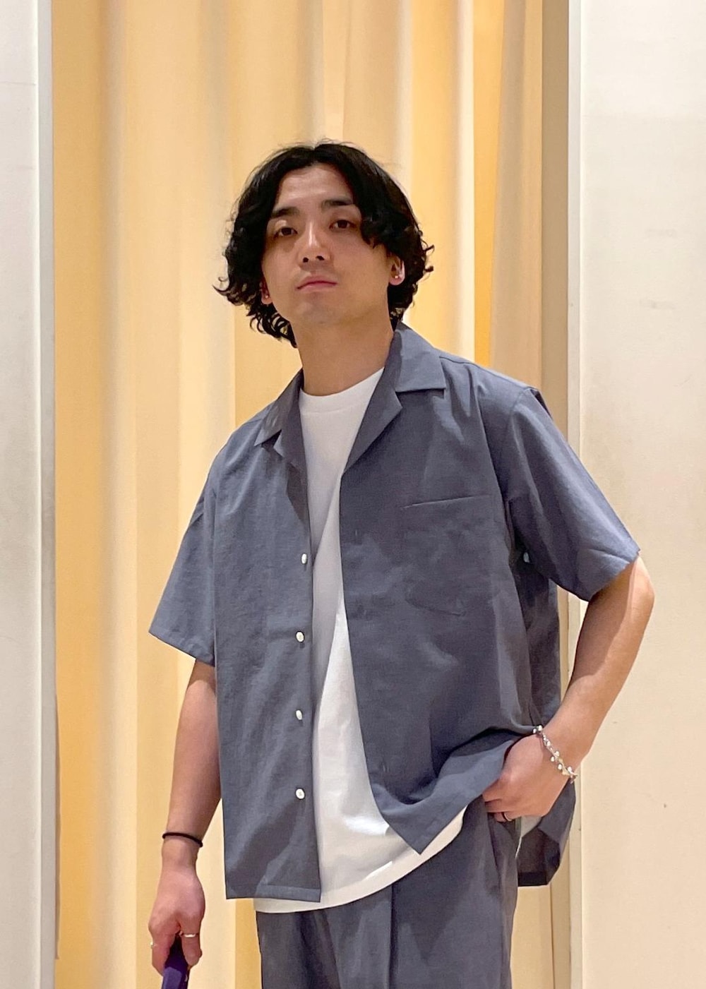 「24SS、2024SS、リランチェ、ADAM ET ROPÉ、FEMME、HOMME、UNISEX、SDGs、サステナブル、低身長、骨格ストレート、きれいめカジュアル、セットアップ、セットアップ対応、セットアイテム」|「ADAM ET ROPE'の2点セット【RIRANCHA / リランチェ】セットアップ / オープンカラーシャツ&イージーパンツ / イージーケア / ユニセックス(セットアップ、ブルー系)」を使った、adam_yamashitaさん(メンズ・169cm)の夏コーディネートの3枚目の写真