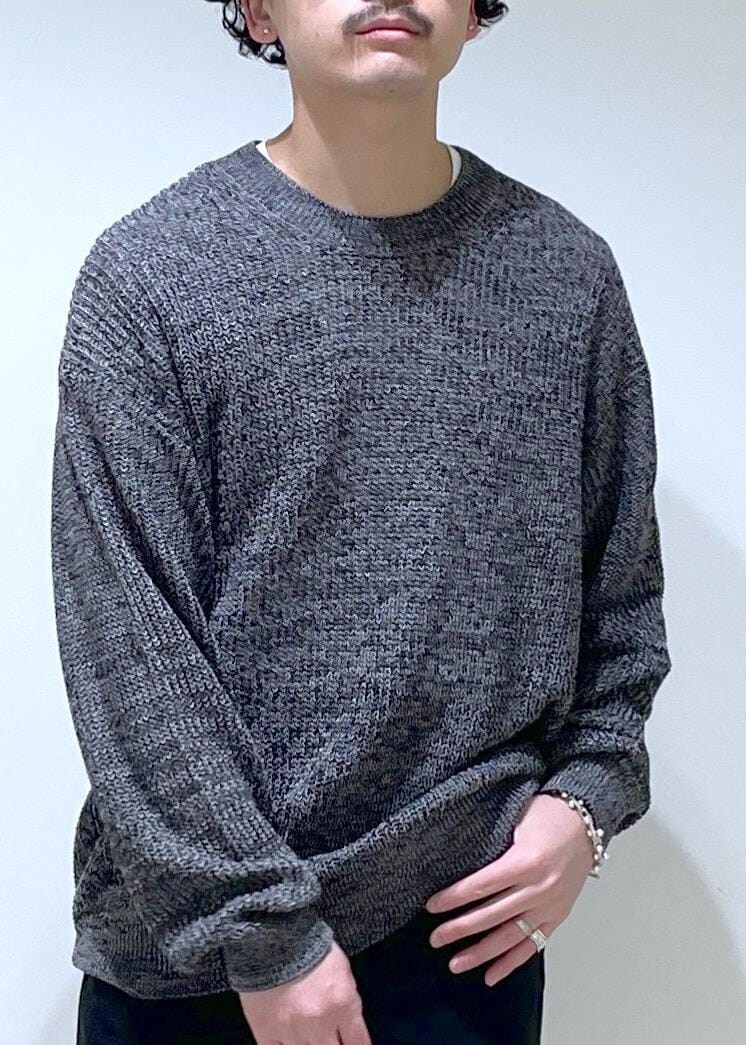 ブラック系のニット/セーター、ブラック系のその他パンツを着用したメンズの春コーディネートの6枚目の写真