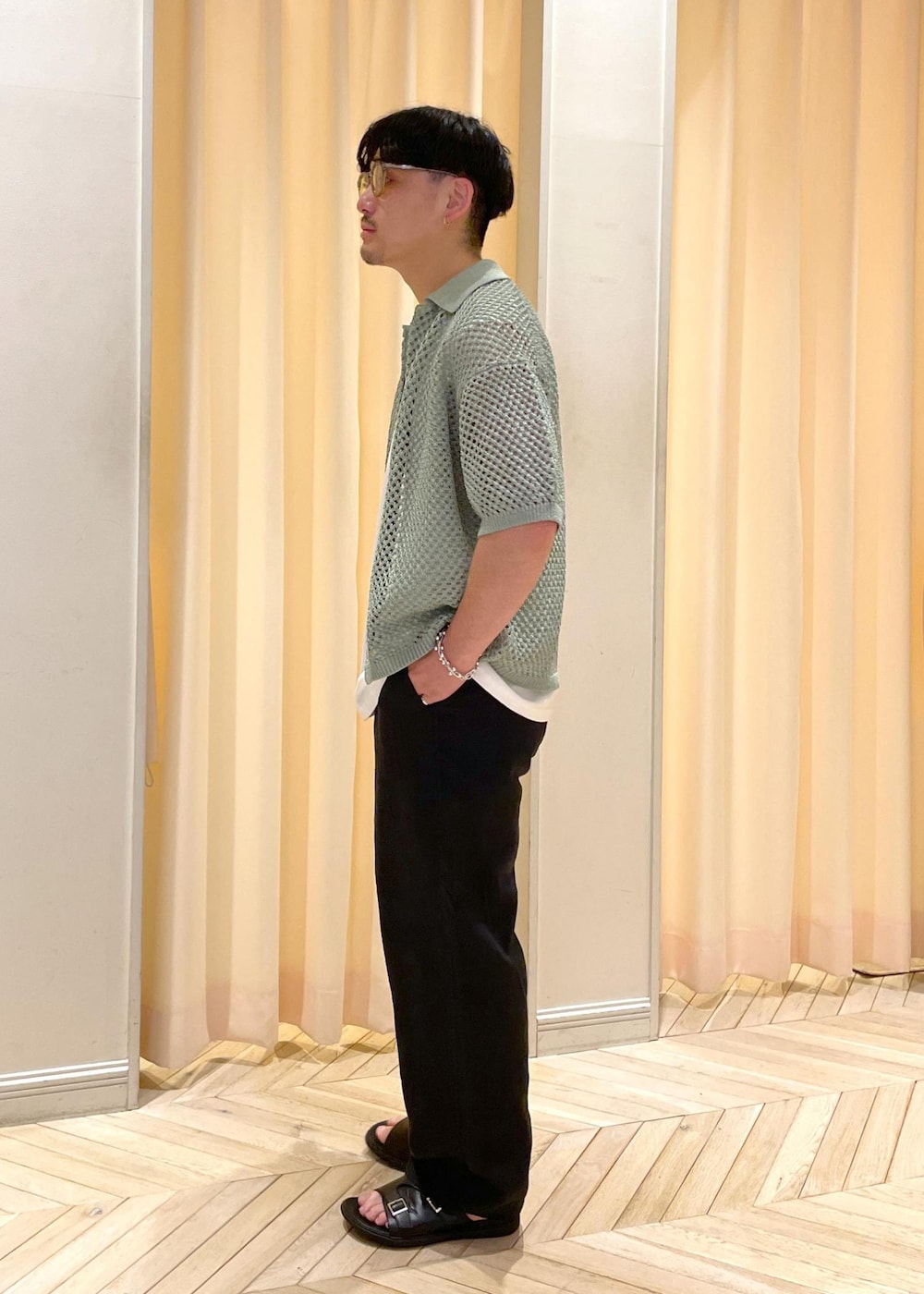 グレー系のTシャツ/カットソー、グリーン系のカーディガン/ボレロ、ブラック系のサンダルを着用したメンズの夏コーディネートの2枚目の写真