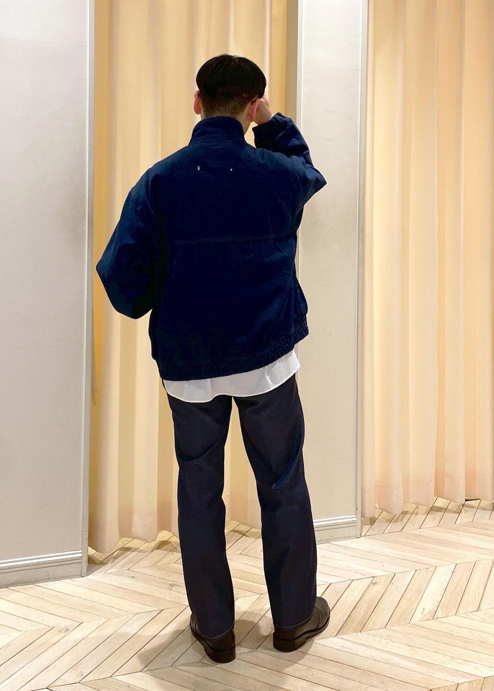 「デニム、デニムジャケット、ADAM ET ROPE JEANS、adamjeanist、初春コーデ、春コーデ、初秋コーデ、秋コーデ、初冬コーデ、冬コーデ、デートコーデ、お出かけコーデ、大人カジュアル、カジュアルコーデ、シンプルコーデ」|「ADAM ET ROPE'の【シーアイランドコットン】ルーズシルエット レギュラーカラーシャツ / ロングシーズン着用可能(シャツ/ブラウス、ホワイト系)」を使った、adam_yamashitaさん(メンズ・169cm)の冬コーディネートの3枚目の写真