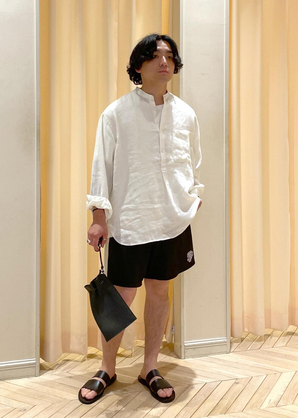 「リネン、24SS、2024SS、スポルディング、ADAM ET ROPÉ、FEMME、HOMME、UNISEX、SDGs、サステナブル、低身長、骨格ストレート、カジュアル、スポーティー、セットアップ対応」|「ADAM ET ROPE'の【cesse./セス】レザー サンダル / UNISEX(サンダル、ブラック系)」を使った、adam_yamashitaさん(メンズ・169cm)の夏コーディネートの6枚目の写真