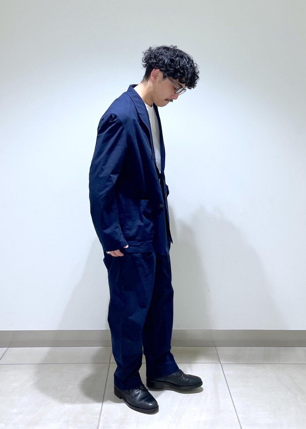 「セットアップ、24SS、長袖、ネイビー、ジャケット、オーバーサイズ、ボタン、ADAM ET ROPÉ、HOMME、UNISEX、SDGs、サステナブル、低身長、きれいめ、大人カジュアル」｜「ADAM ET ROPE'のコットンシルクネップ ルーズシルエット ワイド イージー スラックス / セットアップ対応（スラックス、ブルー系）」を使った、adam_yamashitaさん（メンズ・169cm）の冬コーディネートの4枚目の写真