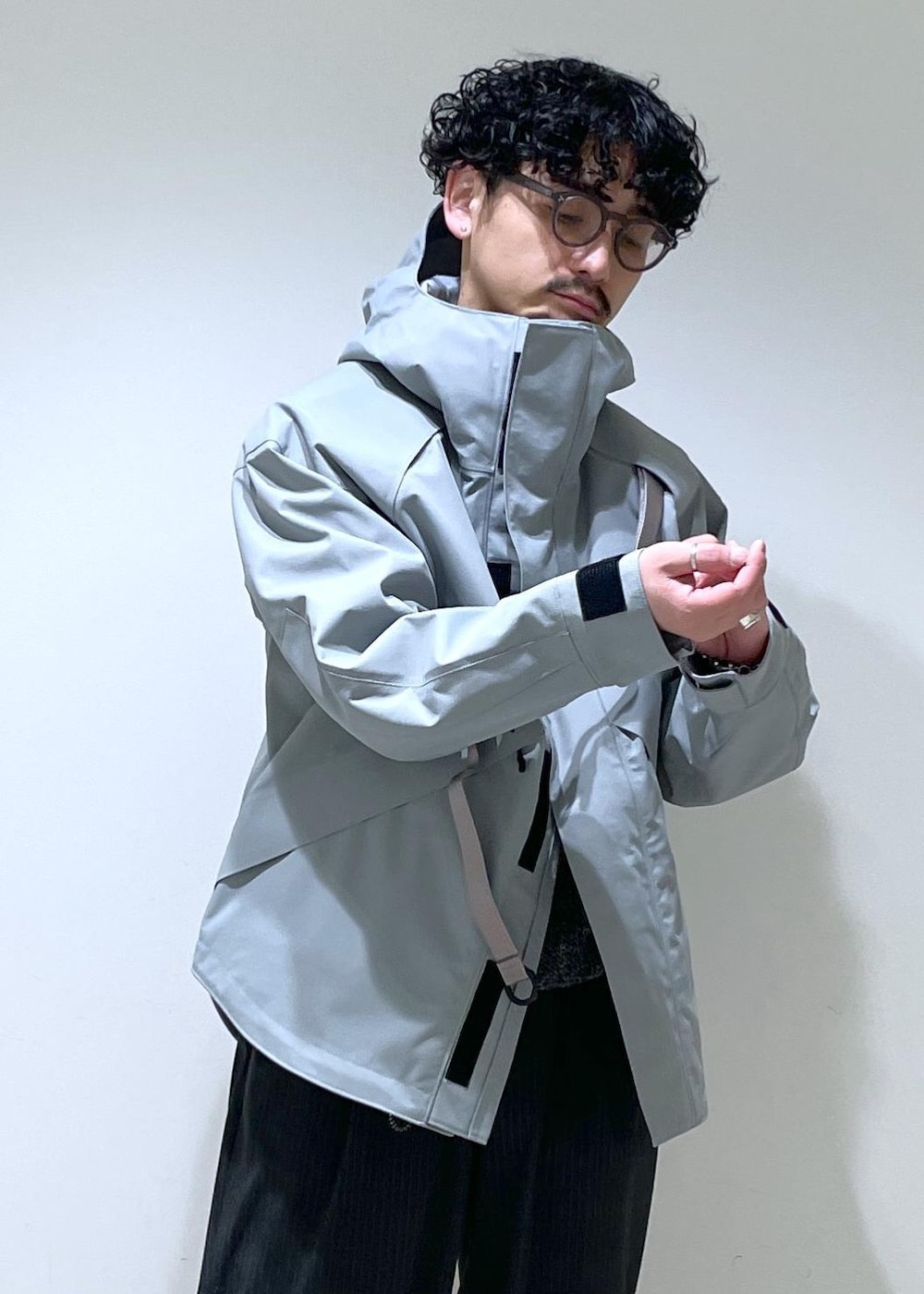 「2024SS、WILD THINGS、別注、ワイルドシングス、ADAM ET ROPÉ、FEMME、HOMME、UNISEX、SDGs、サステナブル、低身長、骨格ストレート、きれいめ、大人カジュアル、春」｜「WILD THINGSの《2024SS》【WILD THINGS / ワイルドシングス 別注】TOOLSTRAP DENALI JACKET / UNISEX（マウンテンパーカー、グレー系）」を使った、adam_yamashitaさん（メンズ・169cm）の冬コーディネートの2枚目の写真
