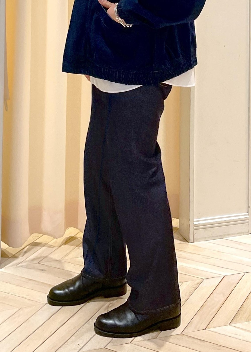 「デニム、デニムジャケット、ADAM ET ROPE JEANS、adamjeanist、初春コーデ、春コーデ、初秋コーデ、秋コーデ、初冬コーデ、冬コーデ、デートコーデ、お出かけコーデ、大人カジュアル、カジュアルコーデ、シンプルコーデ」|「ADAM ET ROPE'の【シーアイランドコットン】ルーズシルエット レギュラーカラーシャツ / ロングシーズン着用可能(シャツ/ブラウス、ホワイト系)」を使った、adam_yamashitaさん(メンズ・169cm)の冬コーディネートの6枚目の写真